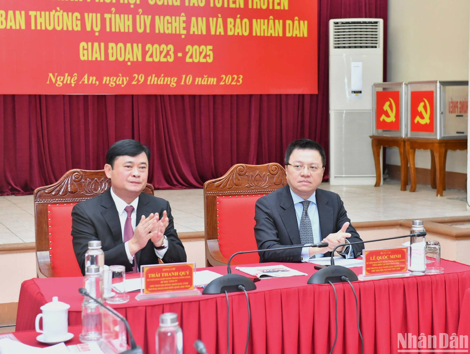 Copresiden el acto de rúbrica los miembros del Comité Central del Partido (CC) Le Quoc Minh (derecha), subjefe de la Comisión de Comunicación y Educación del CC, presidente-editor de Nhan Dan y titular de la Asociación Nacional de Periodistas, y Thai Thanh Quy, secretario del Comité partidista en Nghe An, presidente del Consejo Popular y jefe de la delegación parlamentaria de la provincia. Copresiden el acto de rúbrica los miembros del Comité Central del Partido (CC) Le Quoc Minh (derecha), subjefe de la Comisión de Comunicación y Educación del CC, presidente-editor de Nhan Dan y titular de la Asociación Nacional de Periodistas, y Thai Thanh Quy, secretario del Comité partidista en Nghe An, presidente del Consejo Popular y jefe de la delegación parlamentaria de la provincia.