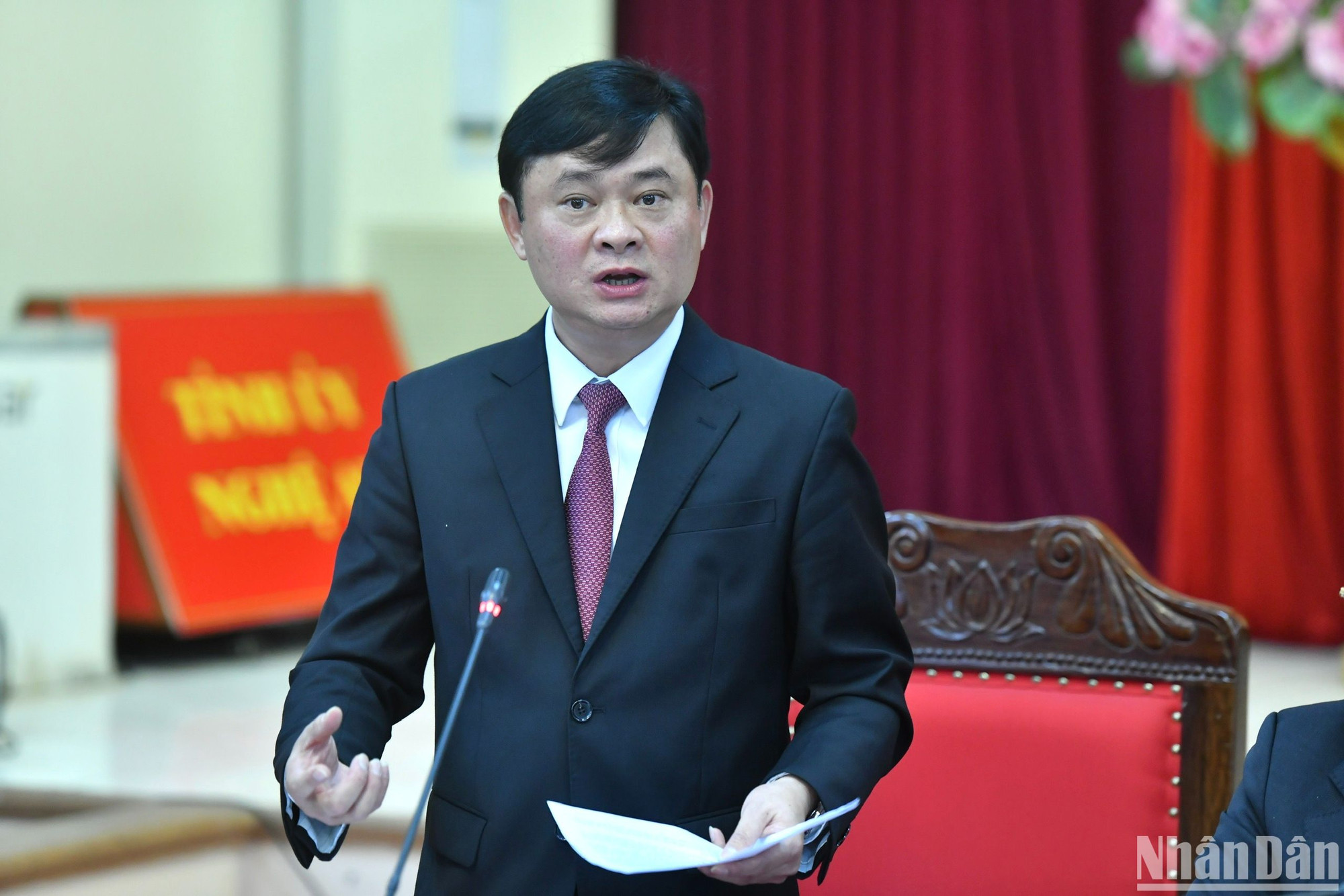 El funcionario también agradece el respaldo de Nhan Dan a la política de Nghe An a favor de la construcción de casas para los pobres. El funcionario también agradece el respaldo de Nhan Dan a la política de Nghe An a favor de la construcción de casas para los pobres.