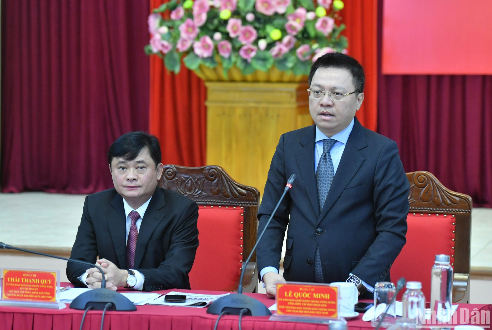 En su intervención, el dirigente de Nhan Dan felicita los logros de Nghe An en los últimos años. En su intervención, el dirigente de Nhan Dan felicita los logros de Nghe An en los últimos años.