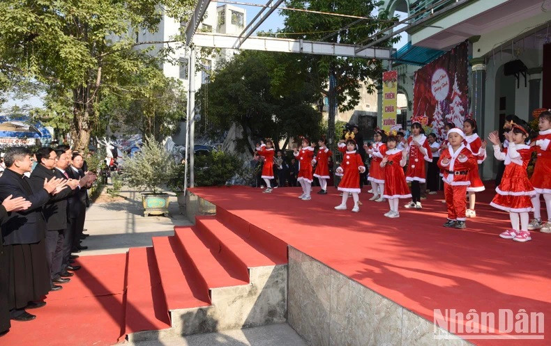 Una actuación artística de bienvenida a la delegación de Minh Chinh. Una actuación artística de bienvenida a la delegación de Minh Chinh.