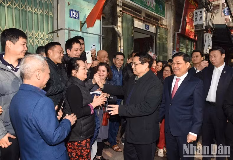 El jefe de Gobierno y creyentes locales.