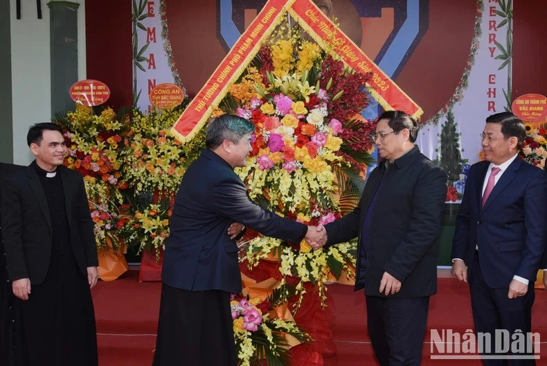 El premier felicita a los sacerdotes y fieles en Bac Giang. El premier felicita a los sacerdotes y fieles en Bac Giang.