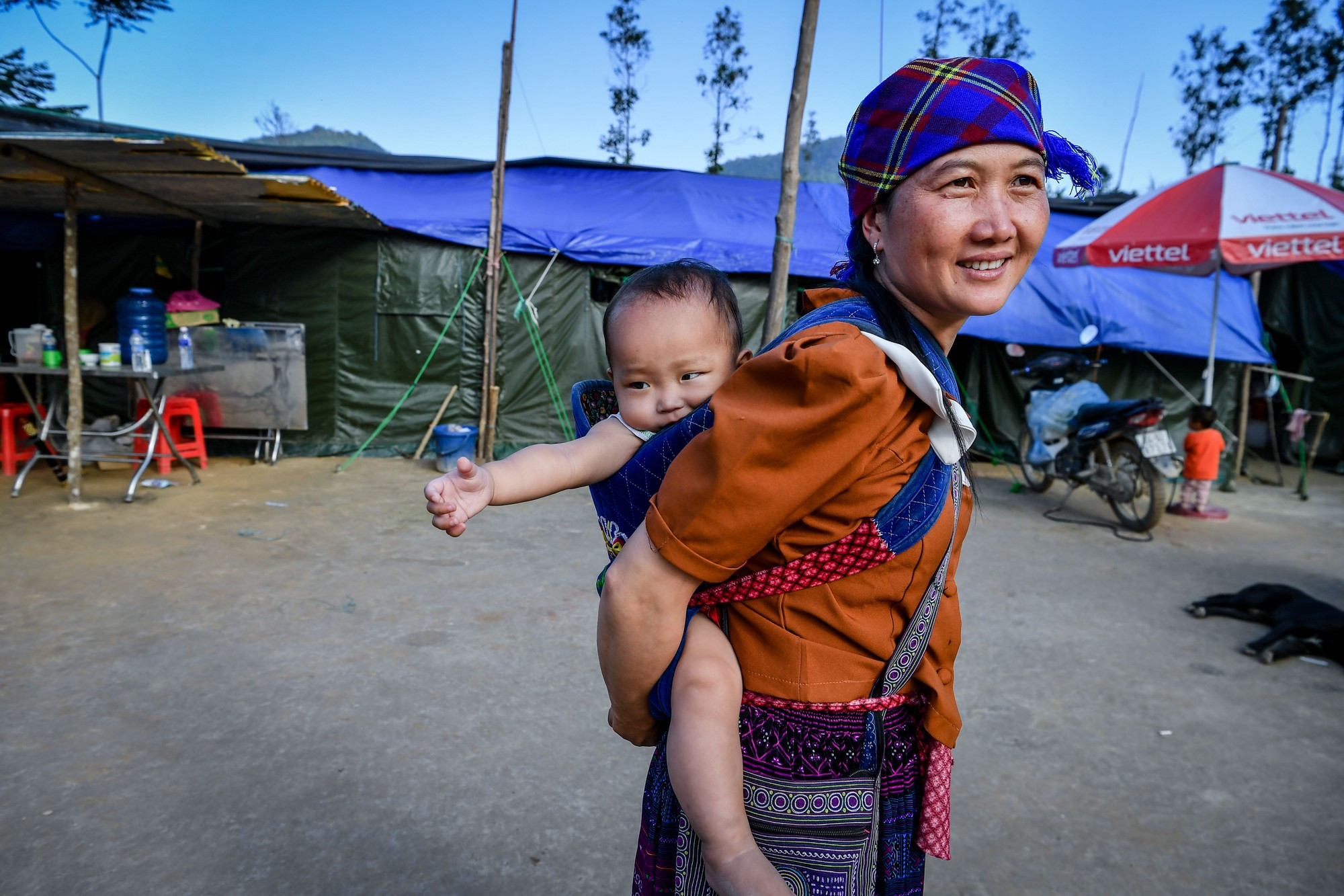 Los aldeanos se van acostumbrando al nuevo ritmo de vida. En la foto, Thao Thi Dau, de 21 años, y su bebé Ly Seo Tung, en la zona de reasentamiento temporal. La joven madre dijo que su único deseo es tener una casa nueva para estabilizar su vida.