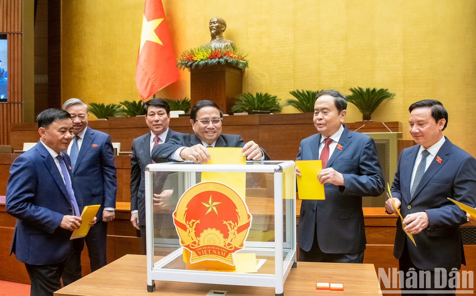 El primer ministro Pham Minh Chinh deposita su papeleta.