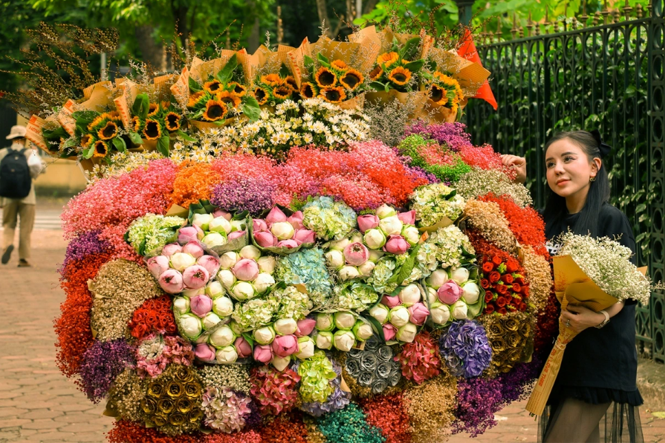Las bicicletas de flores que “portan el entero otoño de Hanói” aparecen en numerosas arterias de la ciudad como Phan Dinh Phung, Thanh Nien y Hoang Dieu.