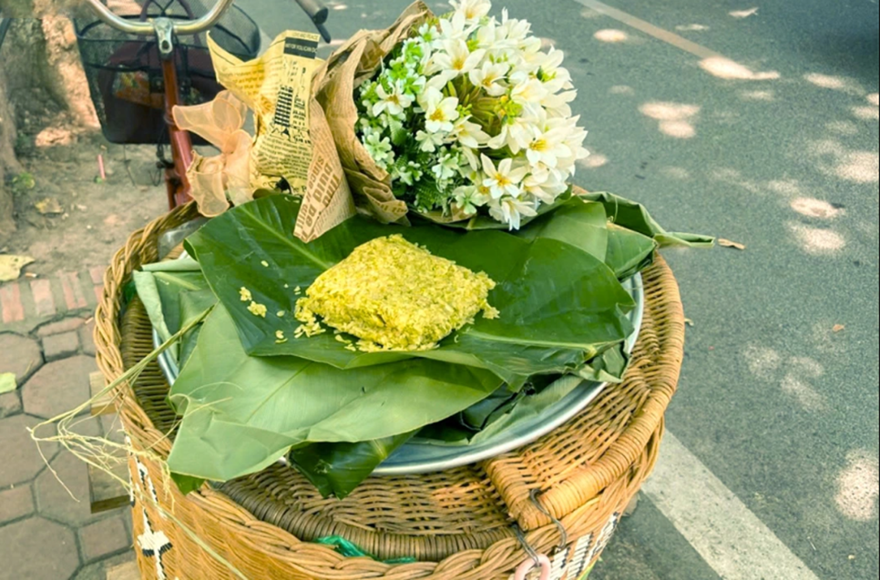 Una de las singularidades del otoño en Hanói es el tentempié “com” (arroz glutinoso verde), envuelto en fragrantes hojas de loto.