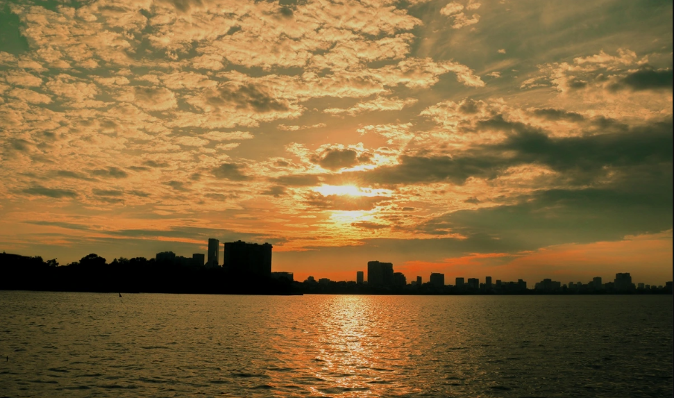 Cuando el otoño llama a la puerta, la ajetreada vida en Hanói parece frenar su ritmo. Todos se toman un tiempo para disfrutar de la estación más agradable del año.