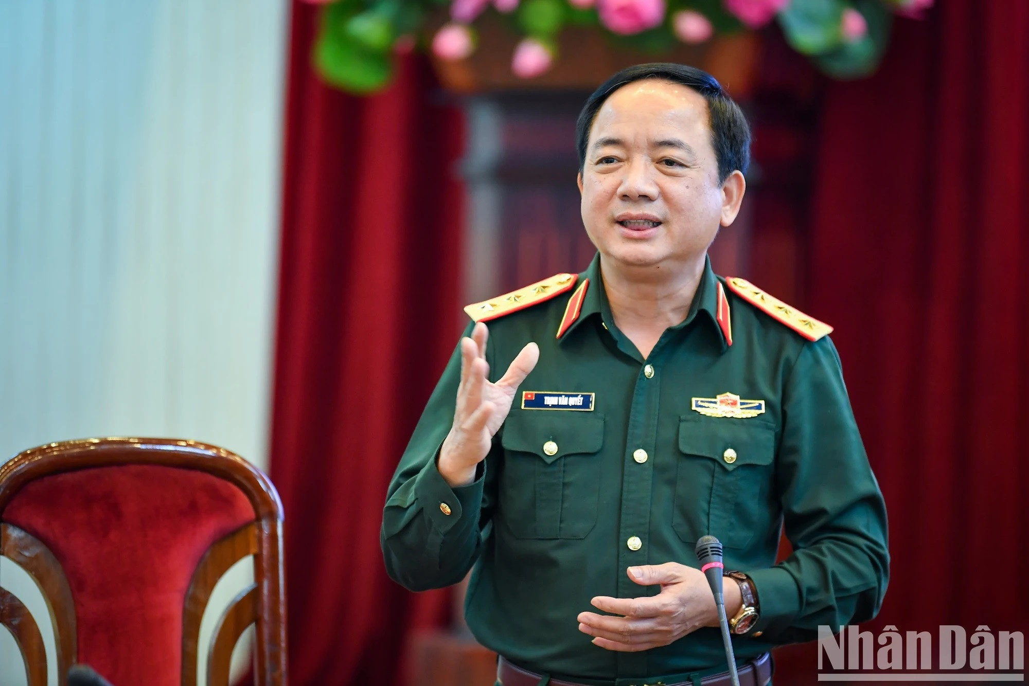 El teniente general Trinh Van Quyet se dirige a la prensa. El teniente general Trinh Van Quyet se dirige a la prensa.