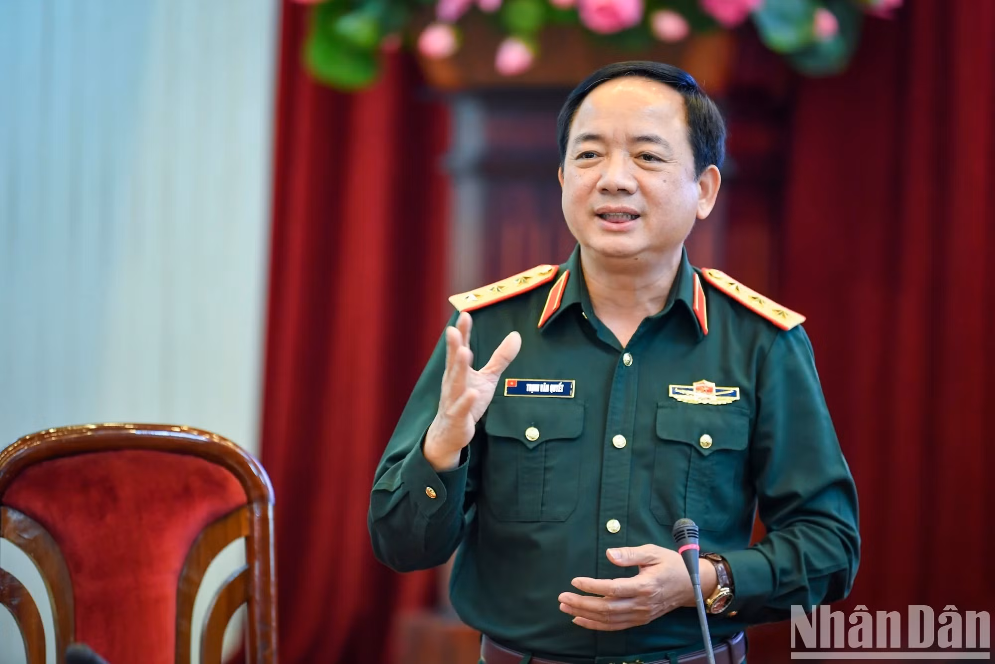 El teniente general Trinh Van Quyet se dirige a la prensa.