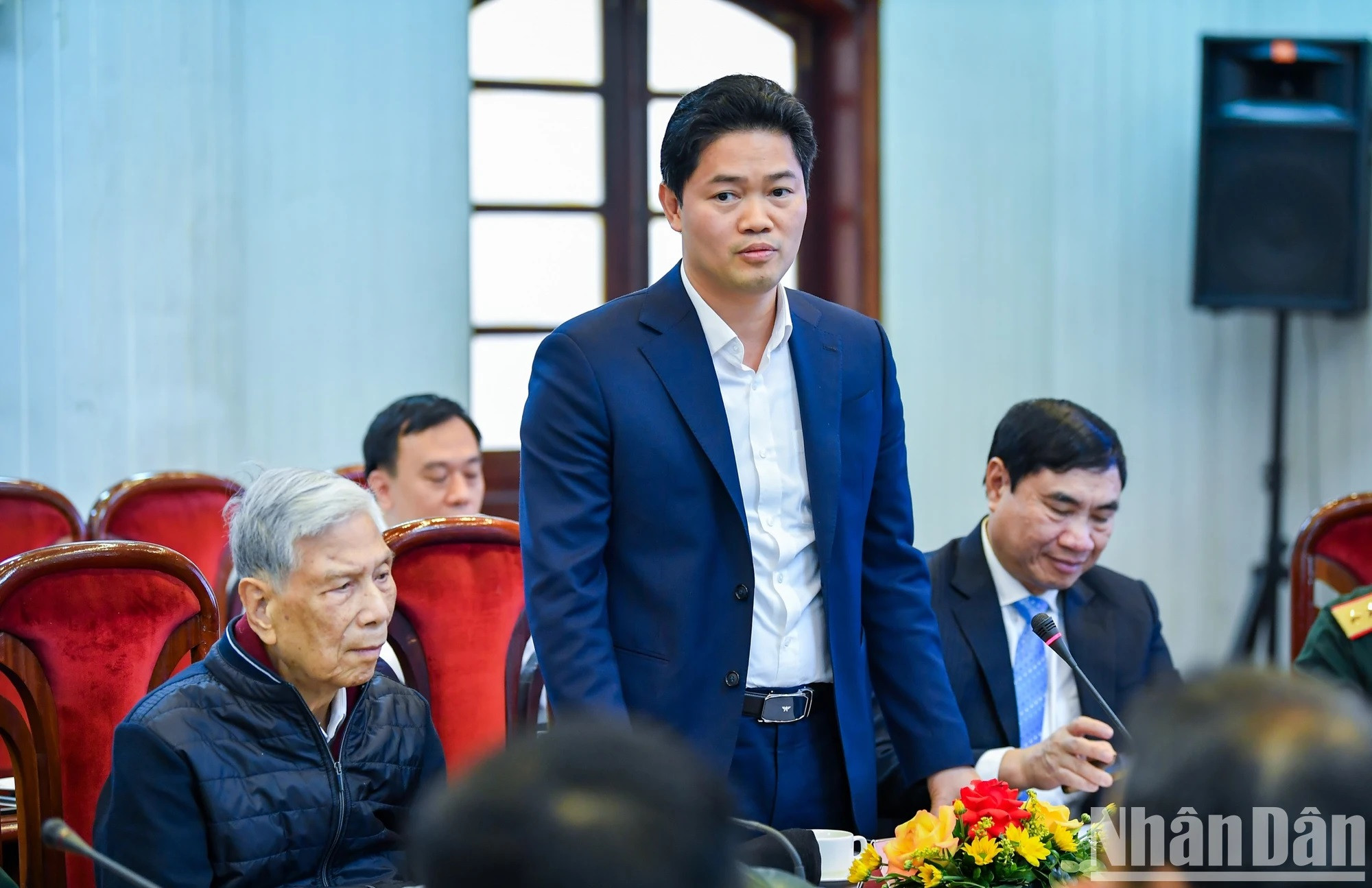 Vu Manh Ha, miembro suplente del CC y vicesecretario permanente del Comité del Partido en la provincia de Lai Chau, habla en la sesión. Vu Manh Ha, miembro suplente del CC y vicesecretario permanente del Comité del Partido en la provincia de Lai Chau, habla en la sesión.