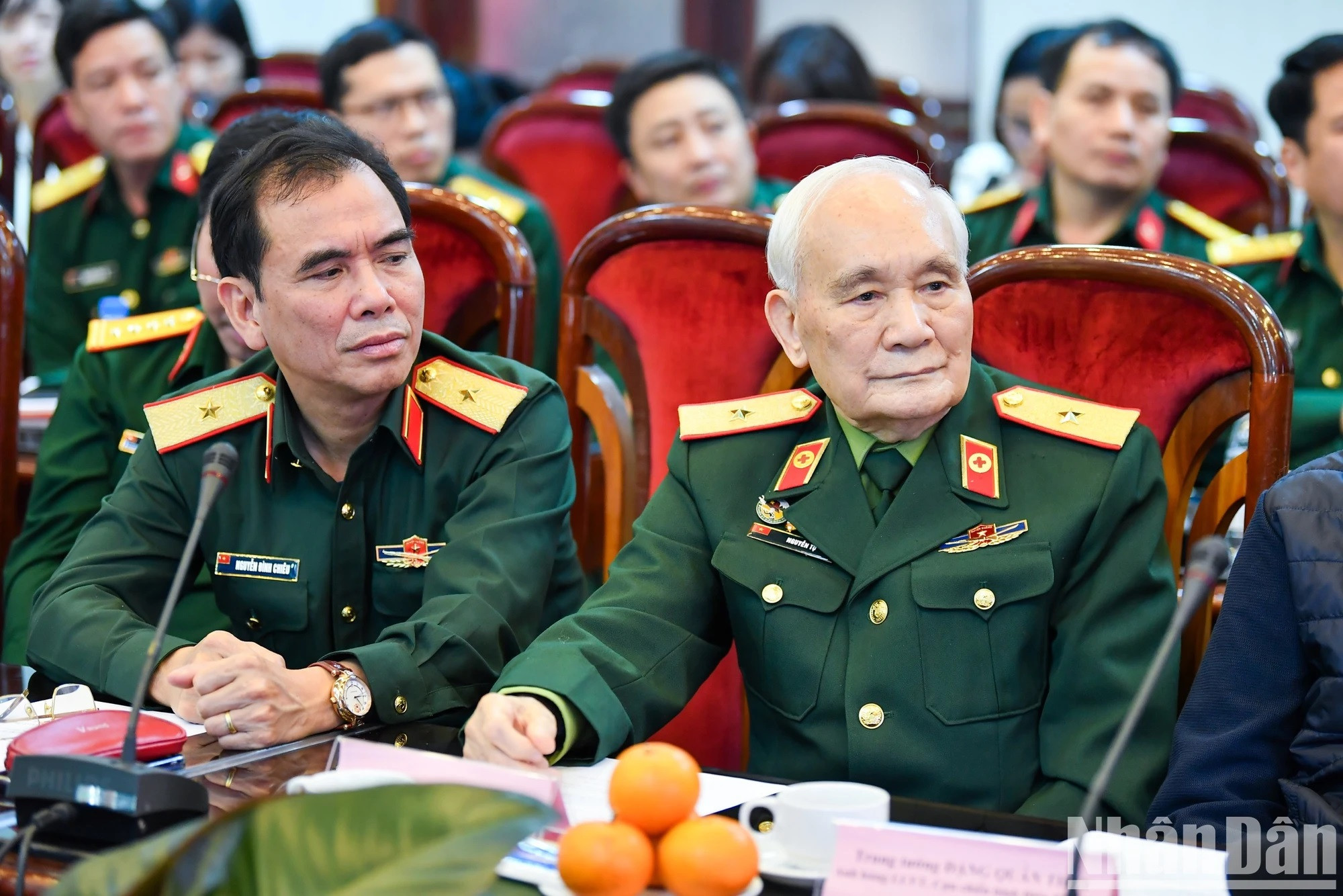 El general de brigada Nguyen Tu (derecha) en el evento. Sirvió en la unidad de medicina militar del Cuerpo 316, una de las fuerzas que combatieron en la Campaña de Dien Bien Phu. Fue honrado por el Estado con el título “Héroe de las Fuerzas Armadas Populares”. El general de brigada Nguyen Tu (derecha) en el evento. Sirvió en la unidad de medicina militar del Cuerpo 316, una de las fuerzas que combatieron en la Campaña de Dien Bien Phu. Fue honrado por el Estado con el título “Héroe de las Fuerzas Armadas Populares”.