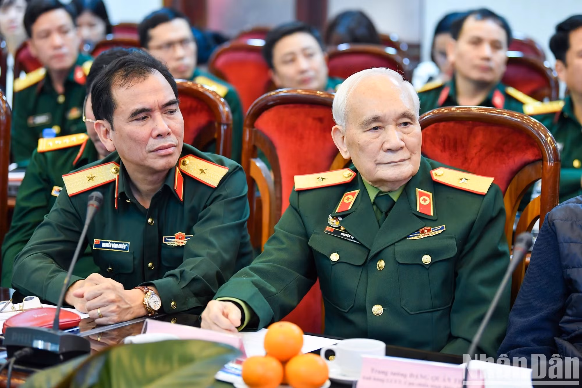 El general de brigada Nguyen Tu (derecha) en el evento. Sirvió en la unidad de medicina militar del Cuerpo 316, una de las fuerzas que combatieron en la Campaña de Dien Bien Phu. Fue honrado por el Estado con el título “Héroe de las Fuerzas Armadas Populares”.