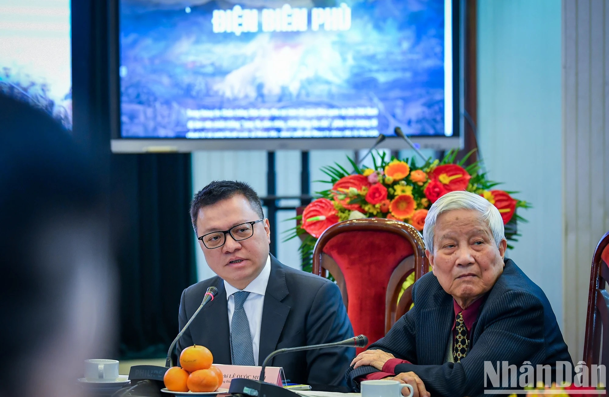 El compañero Le Quoc Minh atiende a las dudas de la prensa. El compañero Le Quoc Minh atiende a las dudas de la prensa.