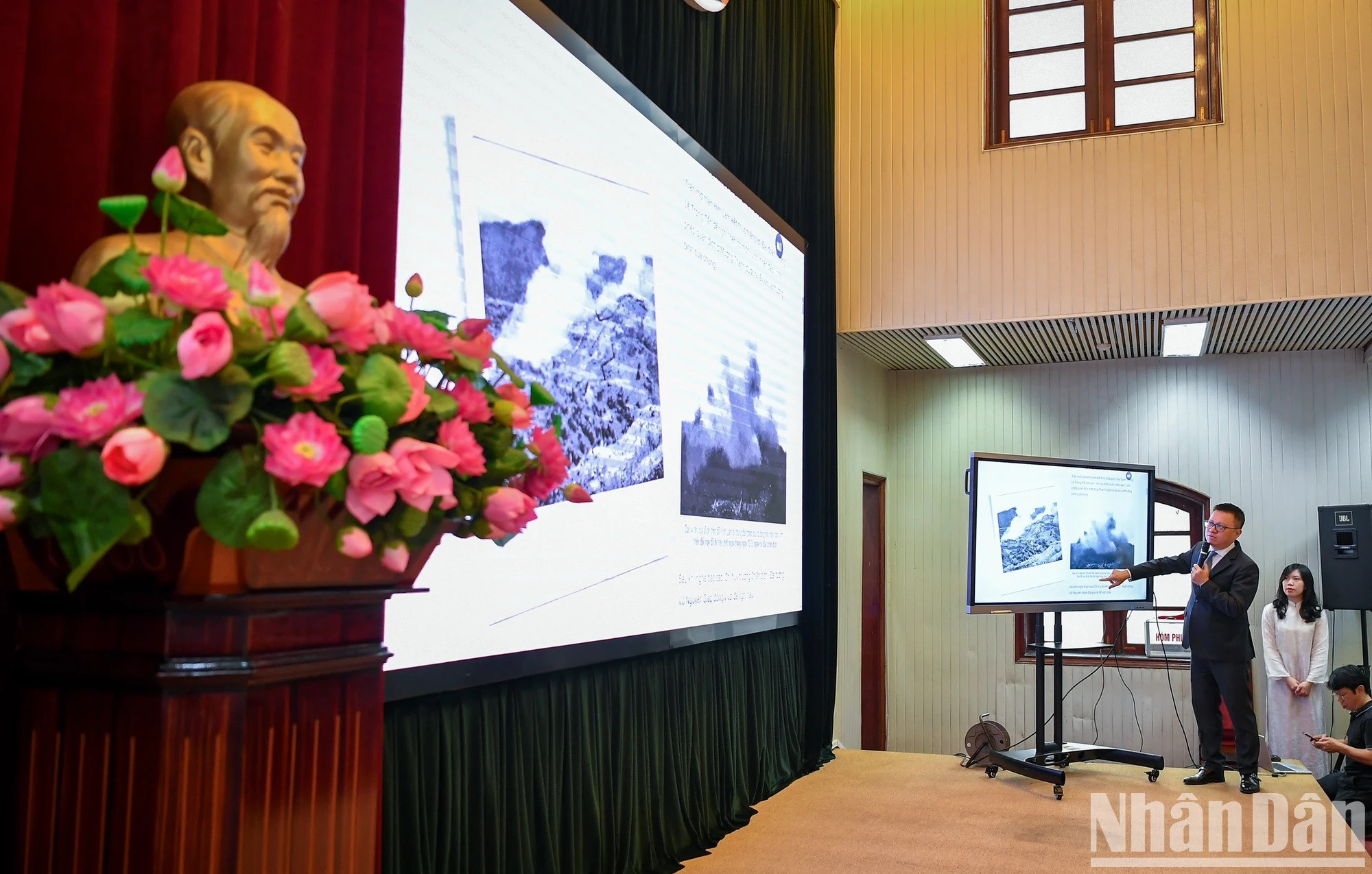 Quoc Minh habla de los puntos destacados del nuevo micrositio de la publicación Nhan Dan En línea sobre ese acontecimiento. Quoc Minh habla de los puntos destacados del nuevo micrositio de la publicación Nhan Dan En línea sobre ese acontecimiento.