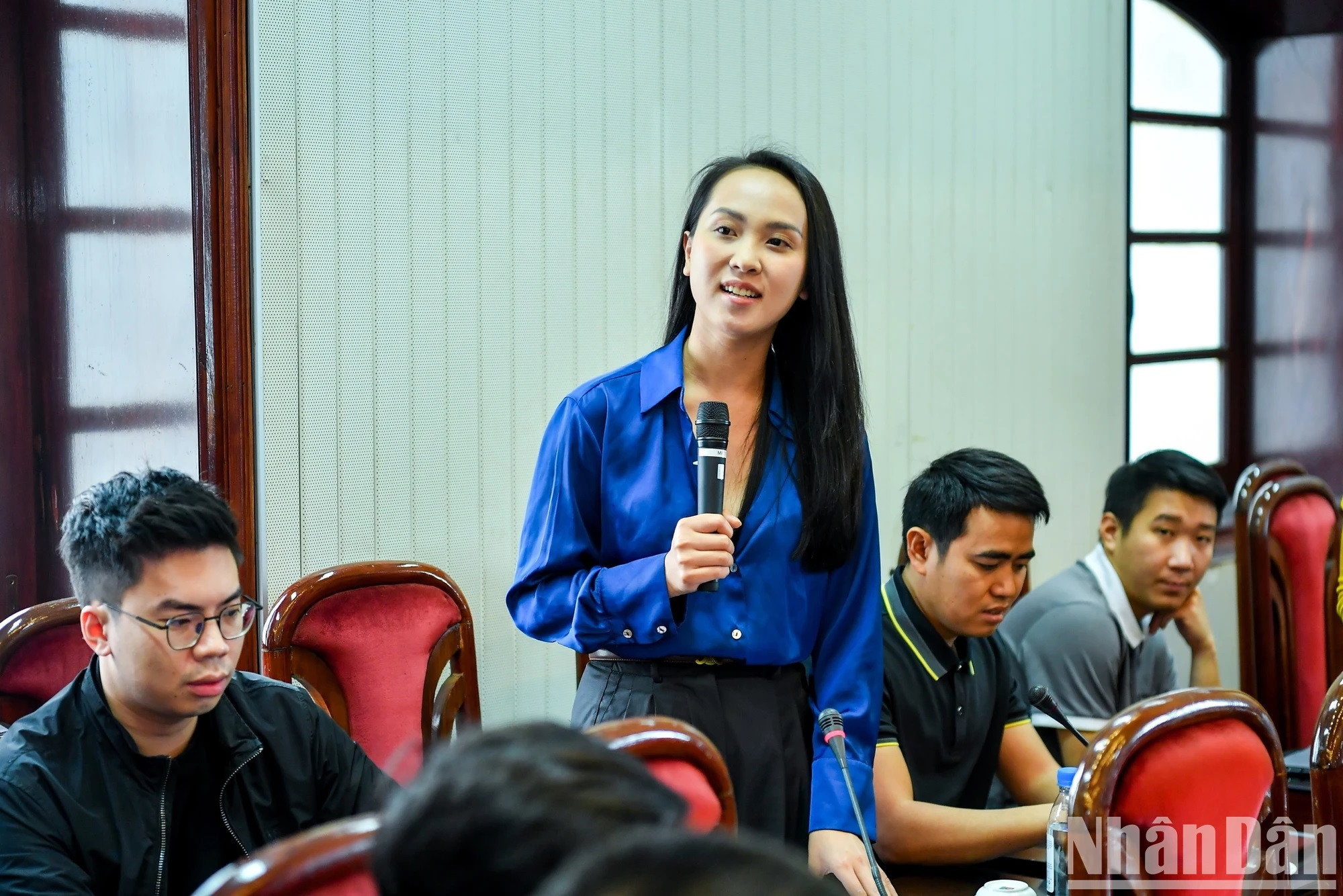 Una reportera formula su pregunta. Una reportera formula su pregunta.