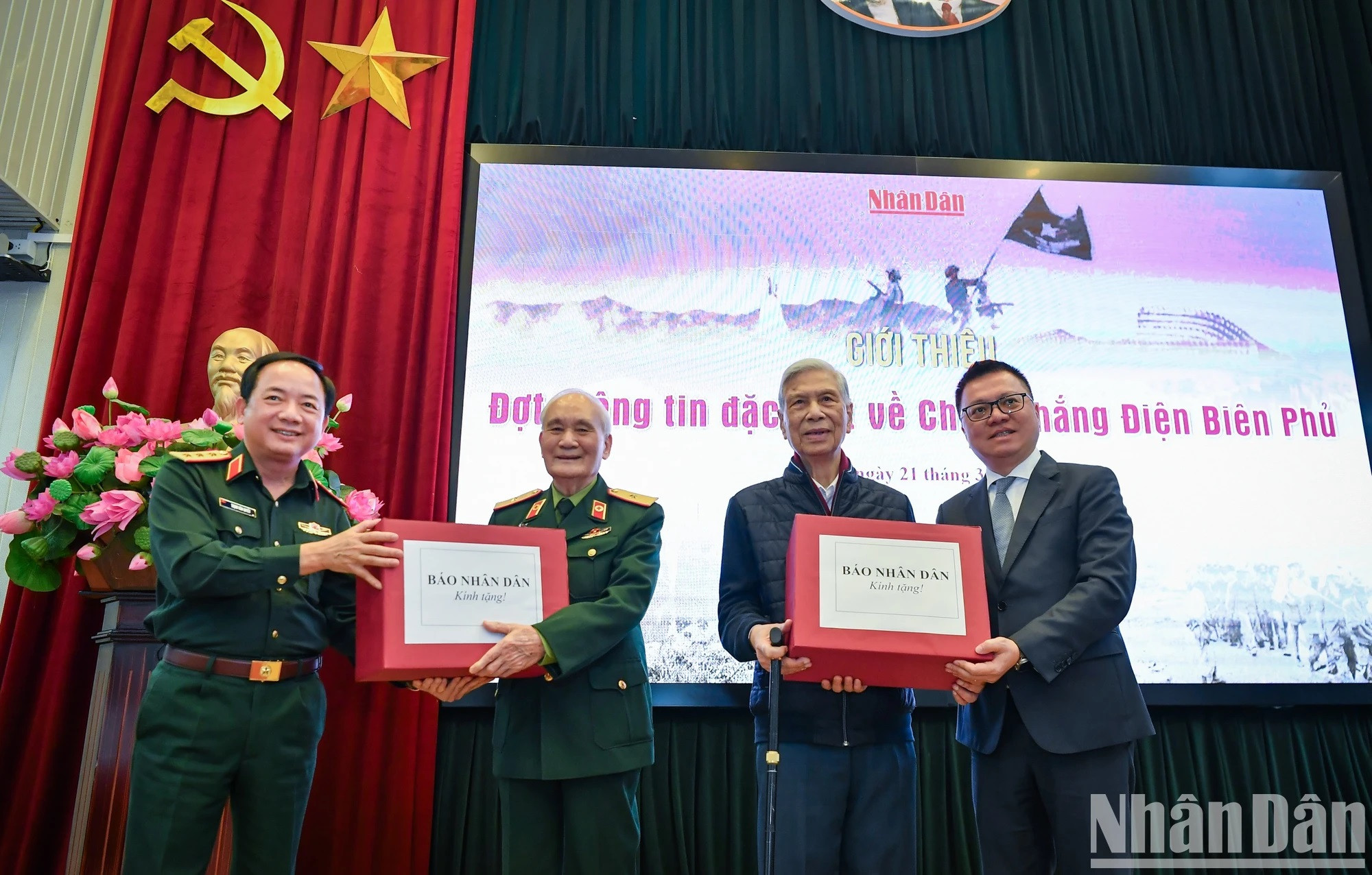 Los compañeros Le Quoc Minh y Trinh Van Quyet entregan regalos de recuerdo a los veteranos de Dien Bien Phu invitados a la ceremonia. Los compañeros Le Quoc Minh y Trinh Van Quyet entregan regalos de recuerdo a los veteranos de Dien Bien Phu invitados a la ceremonia.