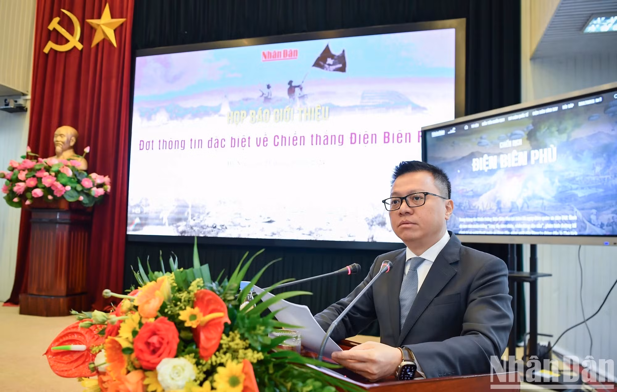 Le Quoc Minh, miembro del Comité Central (CC) del Partido Comunista de Vietnam, presidente-editor de Nhan Dan, subjefe de la Comisión de Comunicación y Educación del CC y titular de la Asociación Nacional de Periodistas, presenta el proyecto.