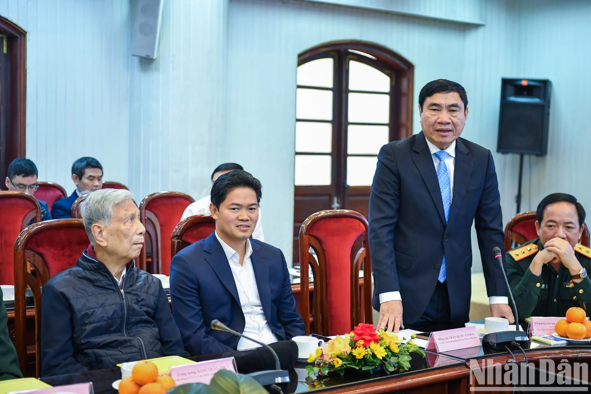 El compañero Tran Quoc Cuong atiende a las dudas de la prensa. El compañero Tran Quoc Cuong atiende a las dudas de la prensa.