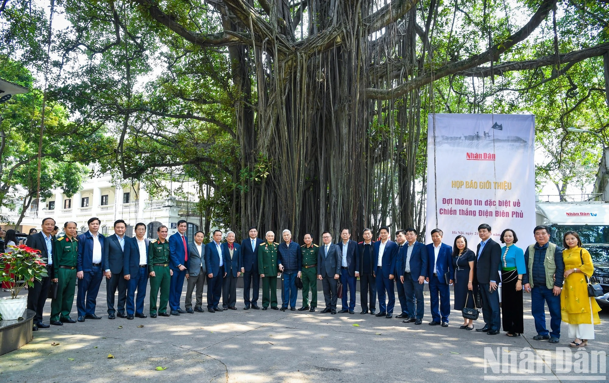 Los delegados posan para fotos de recuerdo en el recinto de la sede de Nhan Dan. Los delegados posan para fotos de recuerdo en el recinto de la sede de Nhan Dan.