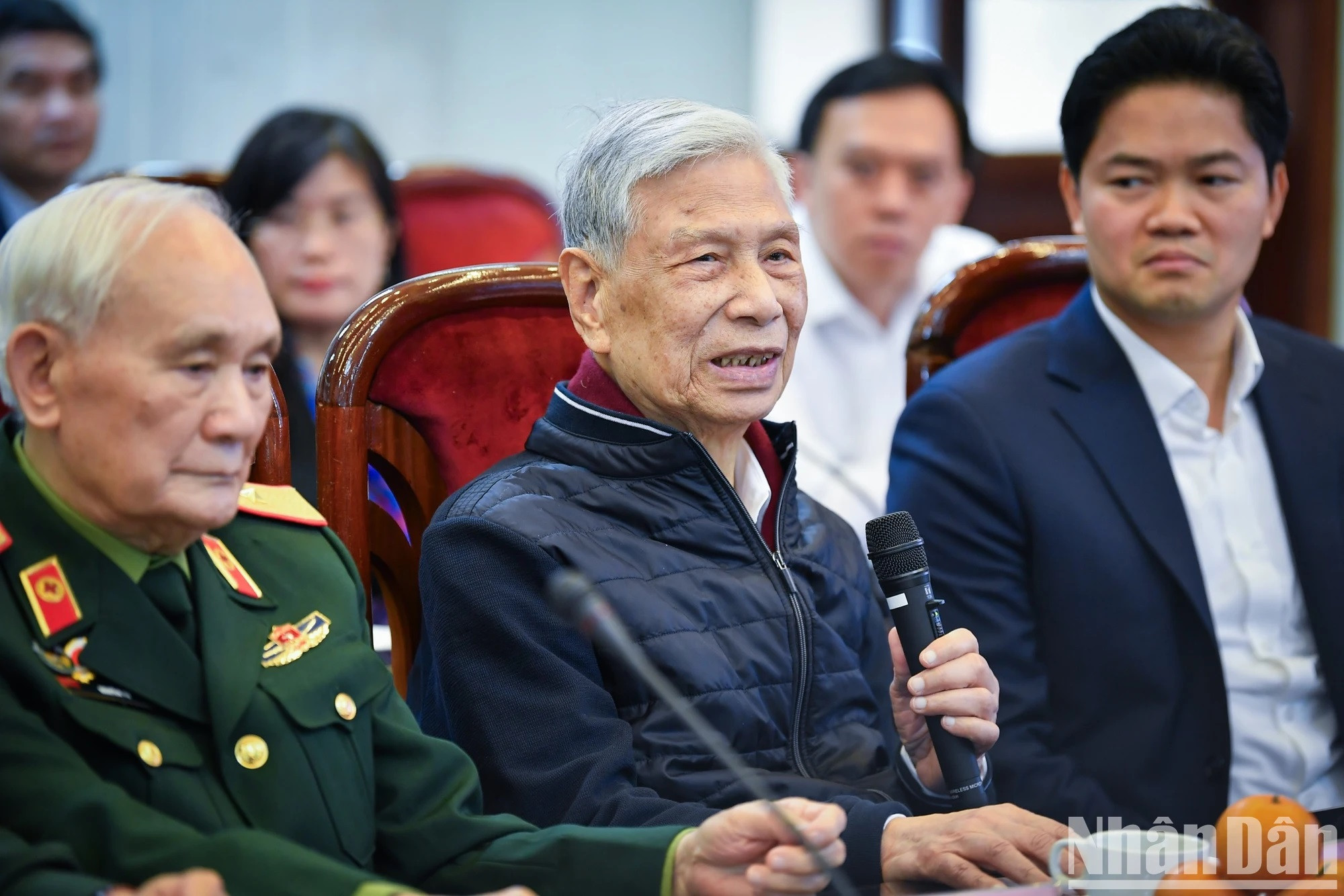 El general de división Dang Quan Thuy, ex vicepresidente de la Asamblea Nacional de Vietnam y veterano de Dien Bien Phu, comparte recuerdos sobre la antigua lucha. El general de división Dang Quan Thuy, ex vicepresidente de la Asamblea Nacional de Vietnam y veterano de Dien Bien Phu, comparte recuerdos sobre la antigua lucha.