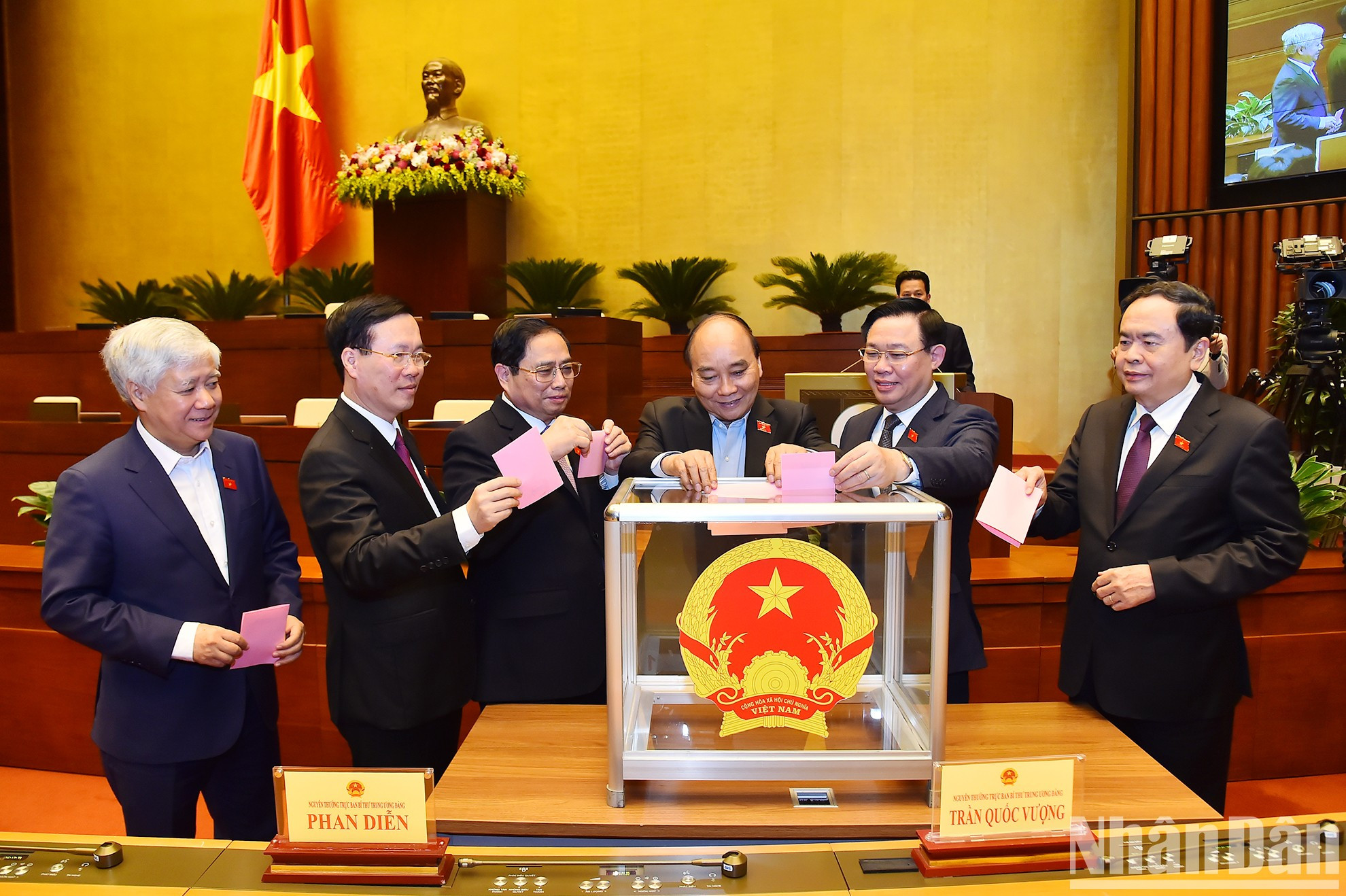 En la tarde del primer día de trabajo, la ANV aprobó la dimisión de diputado parlamentario a Pham Binh Minh y Le Quang Chuan, y la liberación del cargo de la subjefatura del Gobierno al mismo Binh Minh y Vu Duc Dam. También dio el visto bueno a la propuesta del Primer Ministro sobre el nombramiento a Tran Hong Ha y Tran Luu Quang como viceprimeros ministros para el mandato 2021-2026.