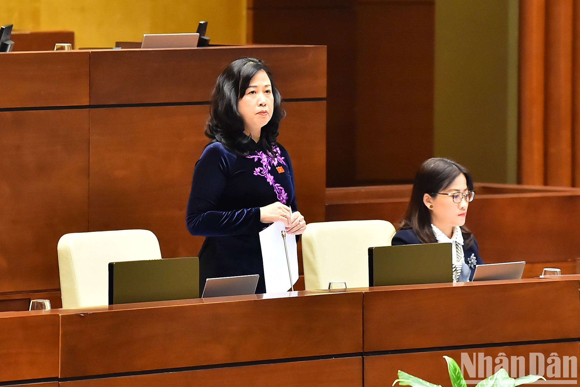 La ministra de Salud Pública, Dao Hong Lan, responde a dudas planteadas por otros diputados en la tarde del día 7.