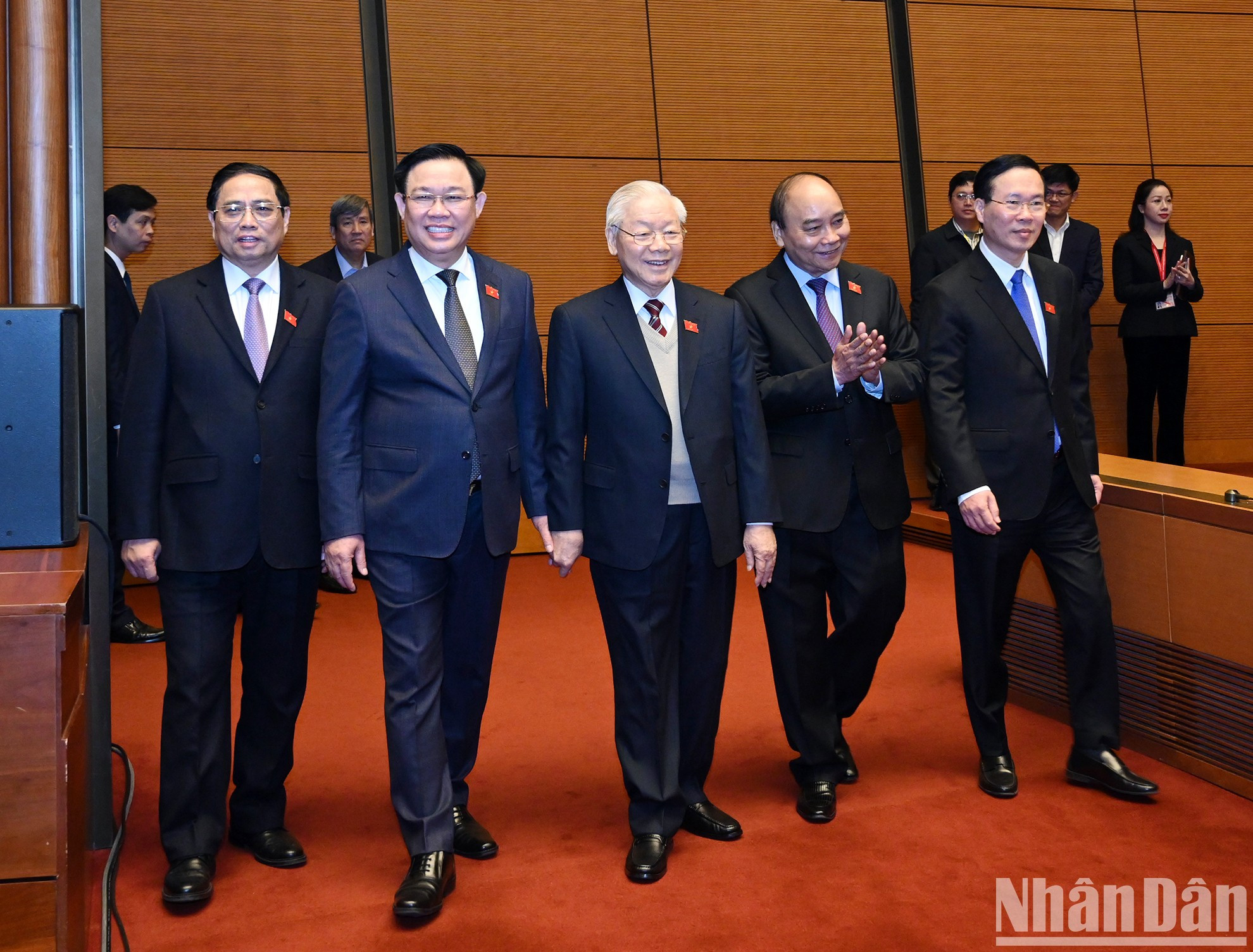 De izquierda a derecha, el primer ministro del país, Pham Minh Chinh; el titular de la ANV, Vuong Dinh Hue; el secretario general del PCV, Nguyen Phu Trong; el presidente del Estado, Nguyen Xuan Phuc, y el miembro permanente del Secretariado del Comité Central del PCV, Vo Van Thuong, llegan al acto inaugural de la reunión.