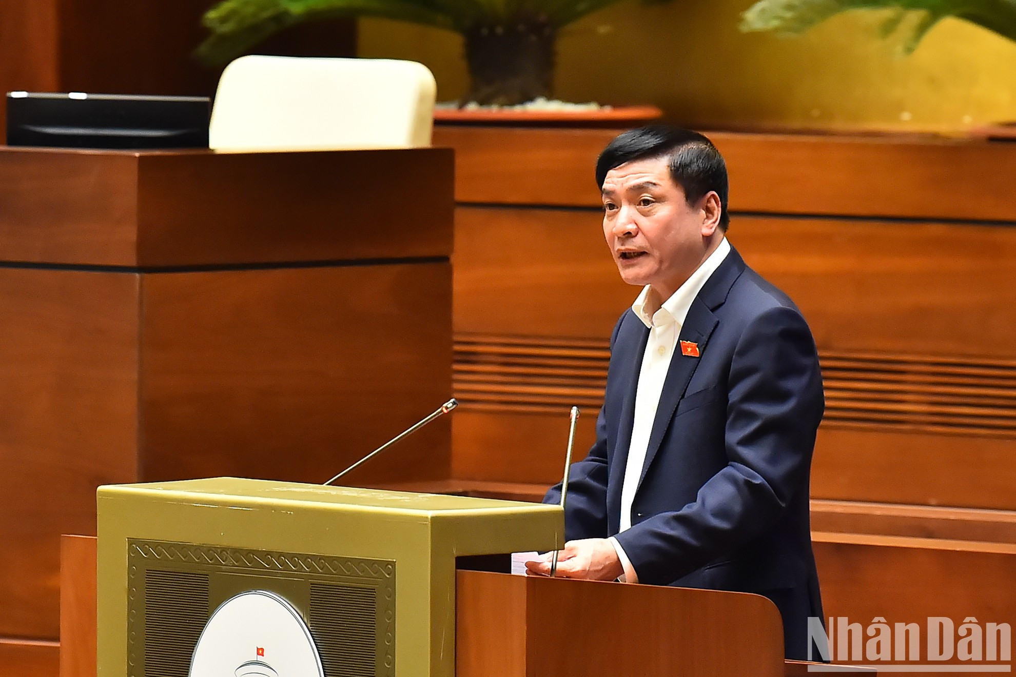 El secretario general de la ANV y jefe de la Oficina Parlamentaria, Bui Van Cuong, intervene en la sesión vespertina de ayer.