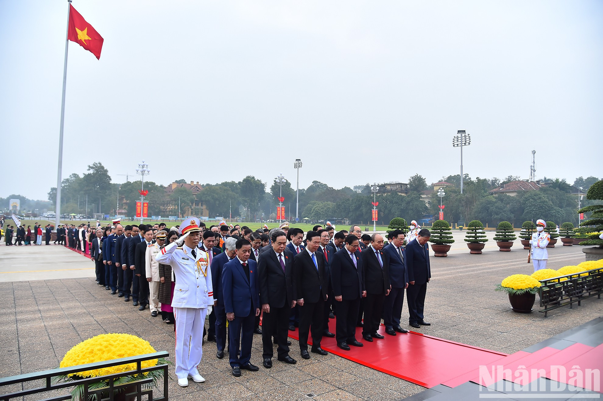 Antes de inaugurar la cita, dirigentes del Partido Comunista de Vietnam (PCV) y el Estado y diputados parlamentarios visitaron el Mausoleo del Presidente Ho Chi Minh.