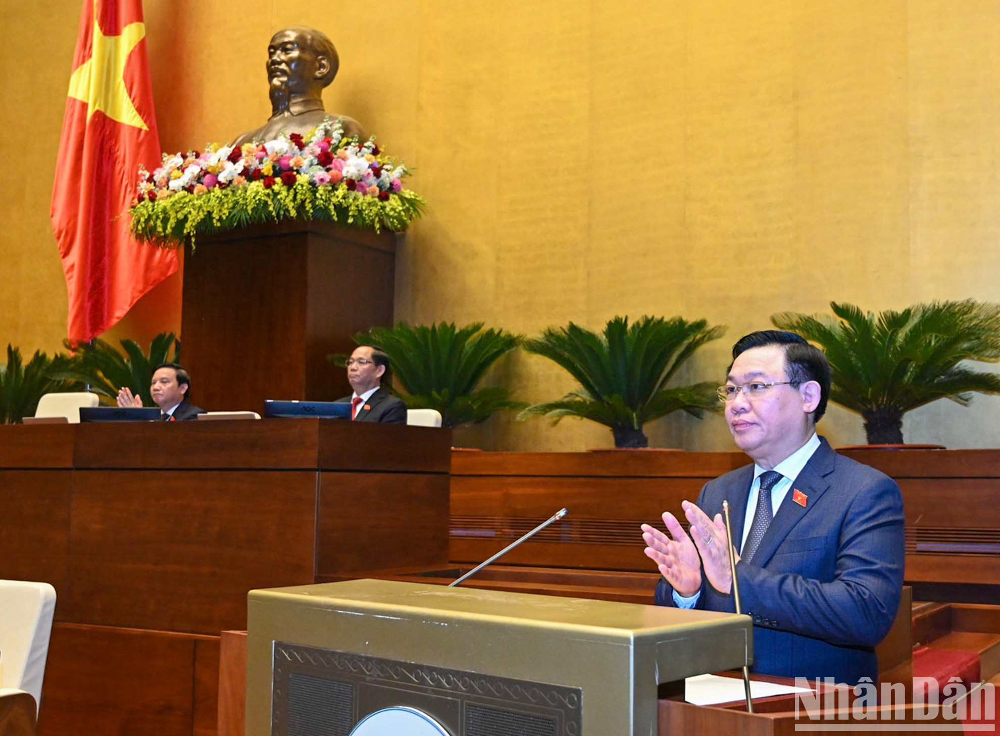 El presidente del Parlamento, Vuong Dinh Hue, da sus palabras inaugurales.