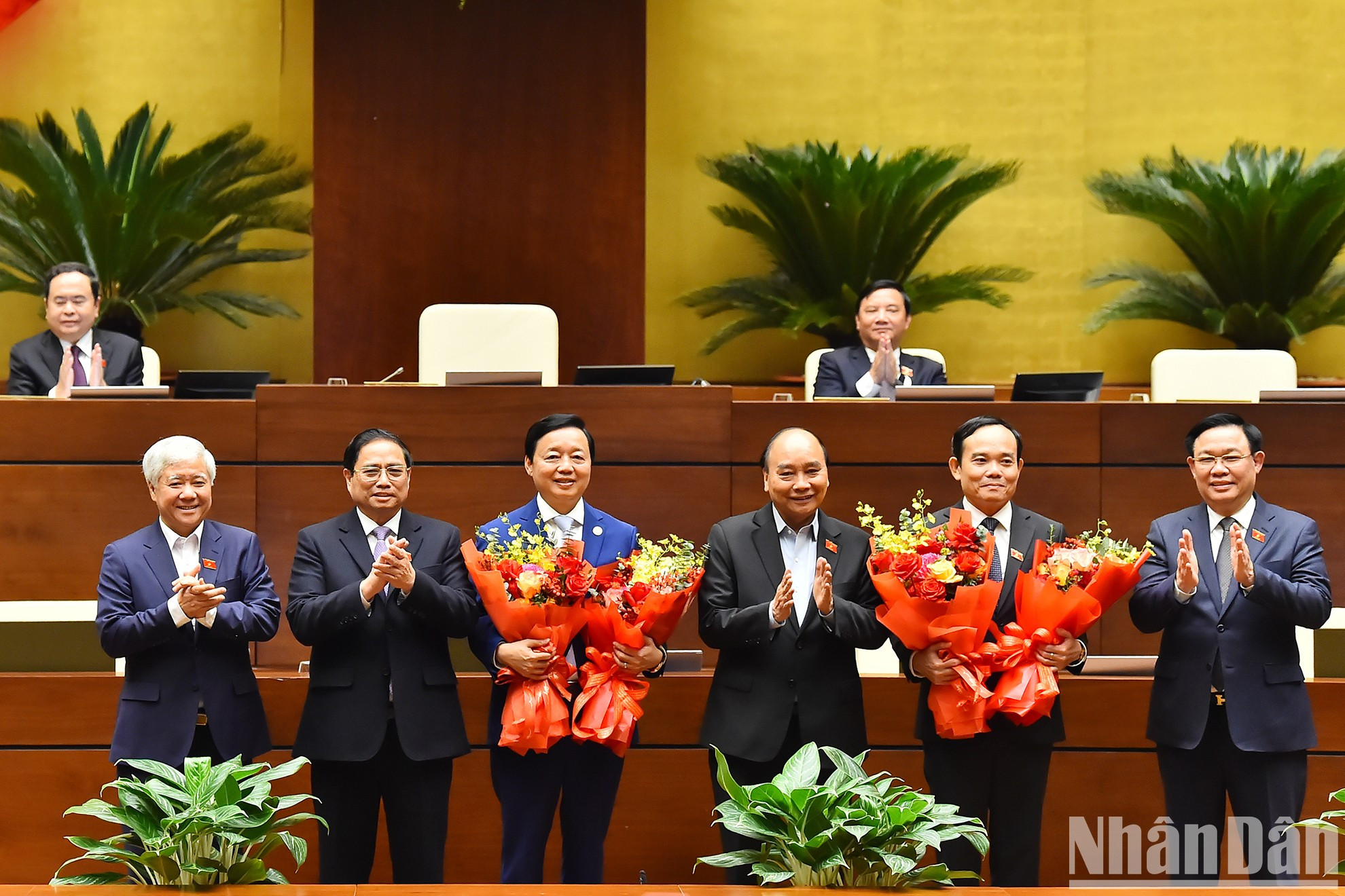 El presidente Nguyen Xuan Phuc, el primer ministro Pham Minh Chinh, el titular parlamentario Vuong Dinh Hue y el jefe del Frente de la Patria, Do Van Chien, felicitan a los nuevos vicepremieres.