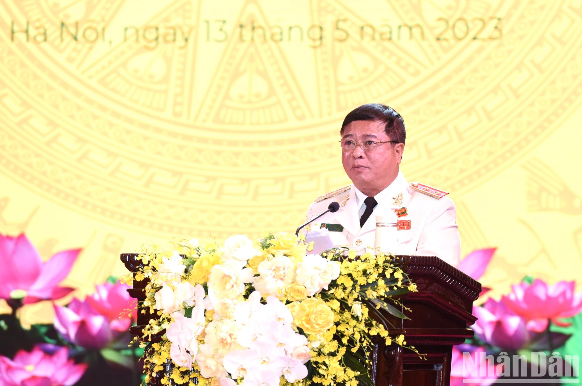 El general de división Nguyen Dinh Thuan, jefe de la Dirección de Seguridad Económica (Ministerio de Seguridad Pública), pronuncia un discurso.