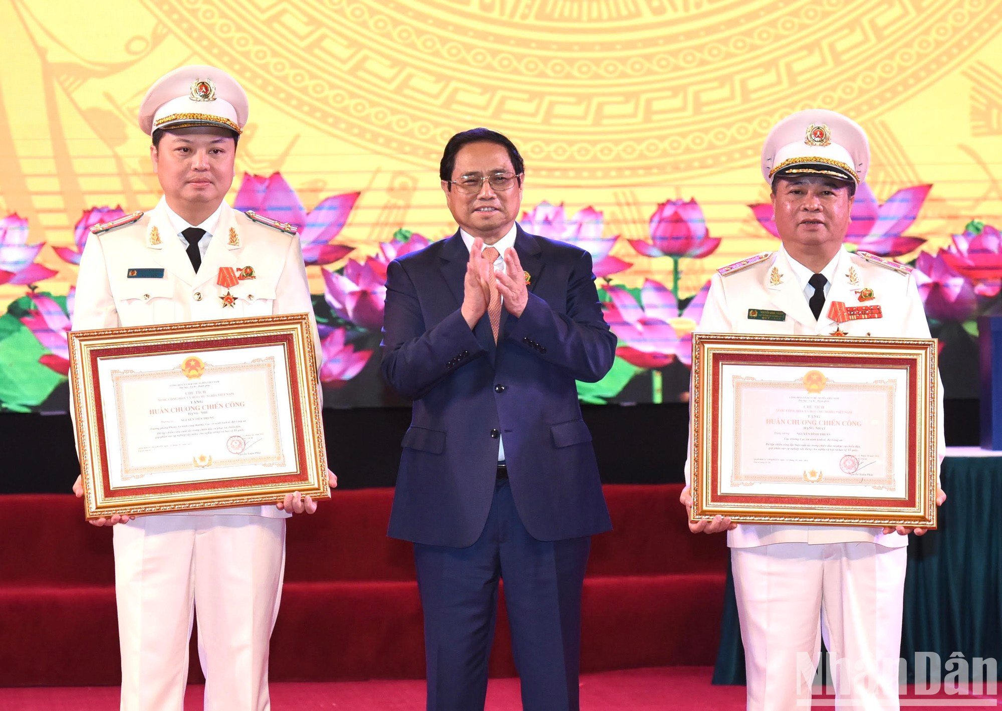 El dirigente entrega la Orden de Mérito de primera clase a Dinh Thuan y la Orden de Mérito de segunda clase al teniente coronel Nguyen Tien Trung, jefe adjunto de la Dirección de Seguridad Económica.