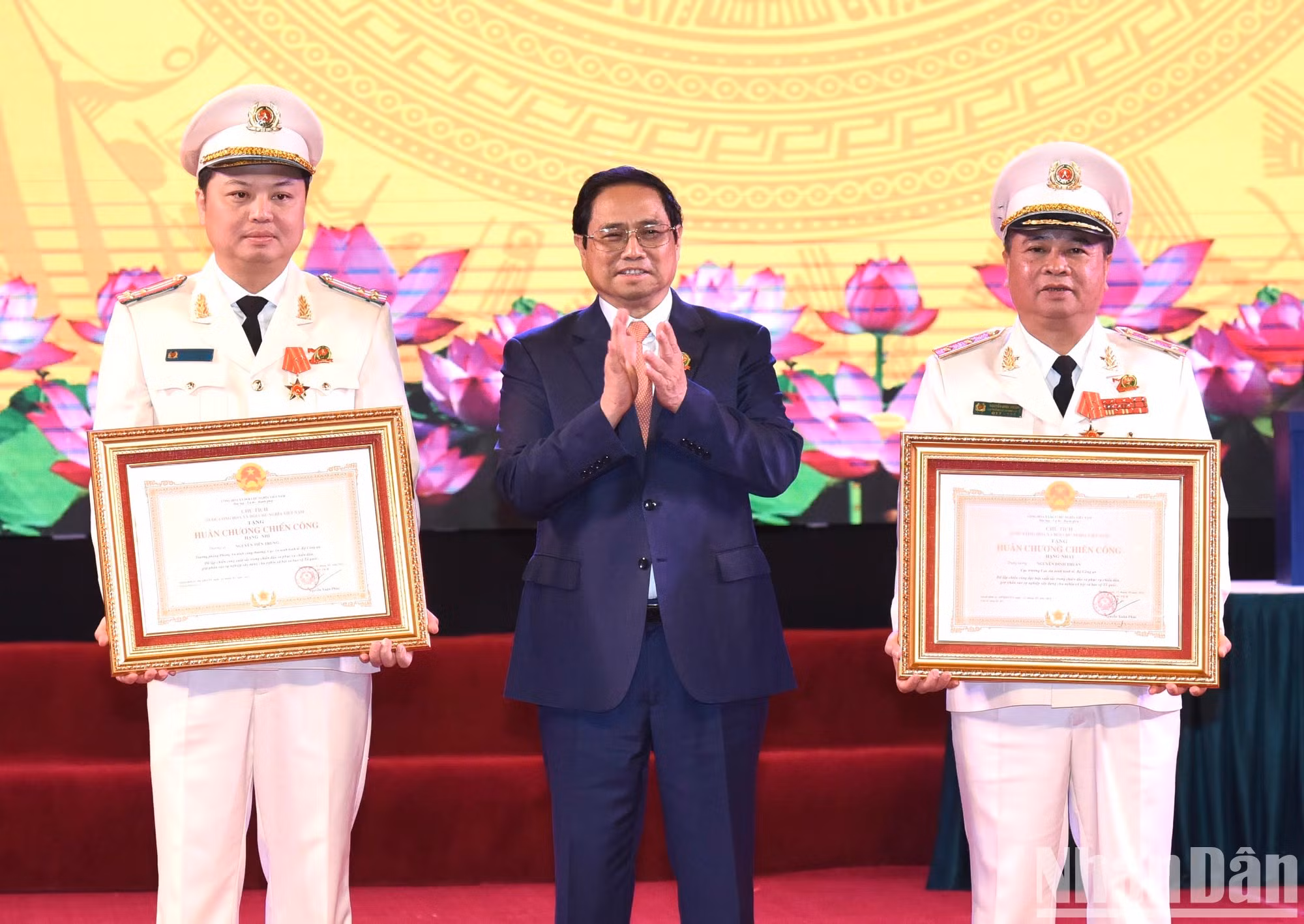 El dirigente entrega la Orden de Mérito de primera clase a Dinh Thuan y la Orden de Mérito de segunda clase al teniente coronel Nguyen Tien Trung, jefe adjunto de la Dirección de Seguridad Económica.