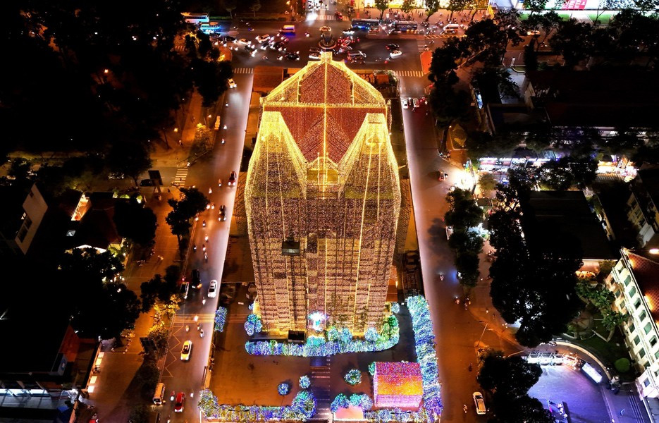 El 6 de diciembre de 2024, la catedral fue decorada con 500 mil metros de luces LED, lo que crea una atmósfera mágica para la temporada navideña. El 6 de diciembre de 2024, la catedral fue decorada con 500 mil metros de luces LED, lo que crea una atmósfera mágica para la temporada navideña.