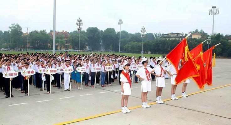 La delegación del Congreso Nacional de Niños Buenos del Tío Ho en su octava edición frente al Mausoleo de Ho Chi Minh (2015).