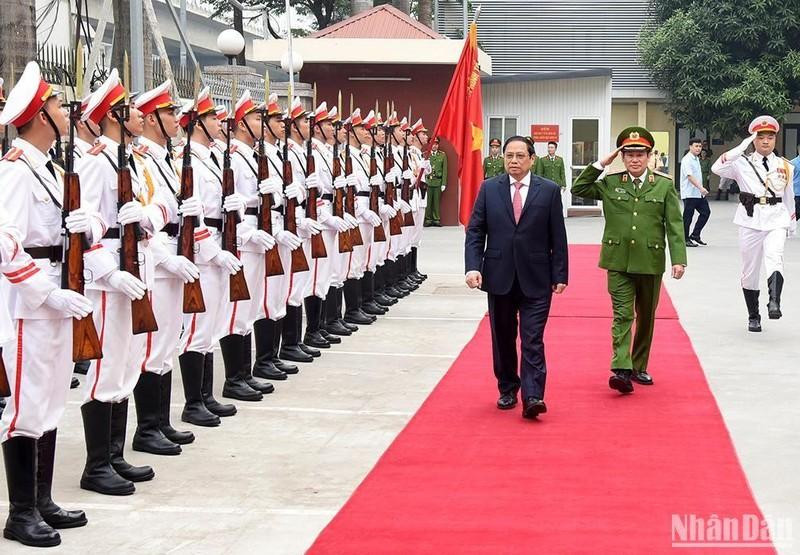 El primer ministro de Vietnam, Pham Minh Chinh, pasa revista a la guardia de honor. El primer ministro de Vietnam, Pham Minh Chinh, pasa revista a la guardia de honor.
