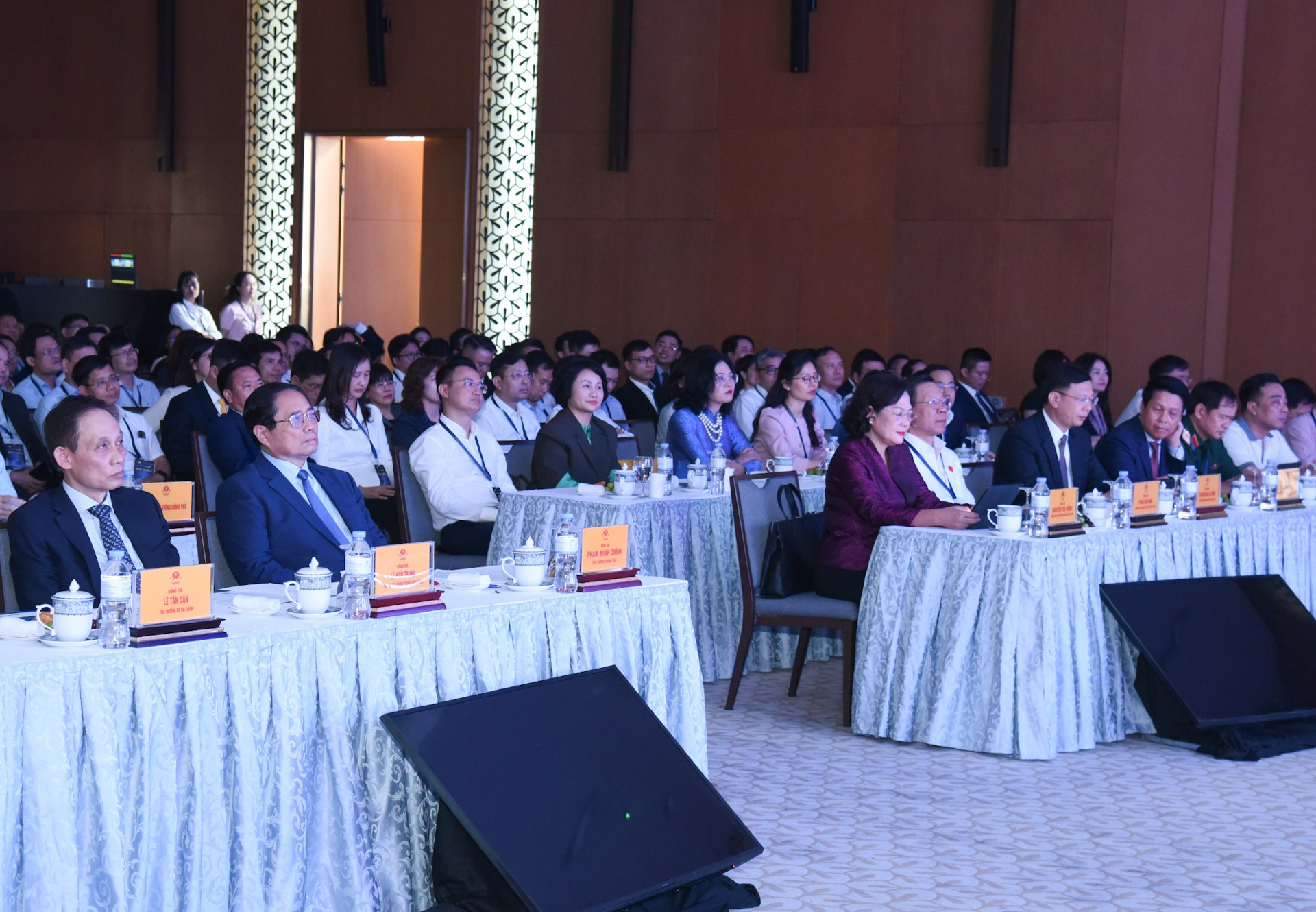 El primer ministro Pham Minh Chinh y delegados al evento “Transformación digital del sector bancario 2025”. El primer ministro Pham Minh Chinh y delegados al evento “Transformación digital del sector bancario 2025”.