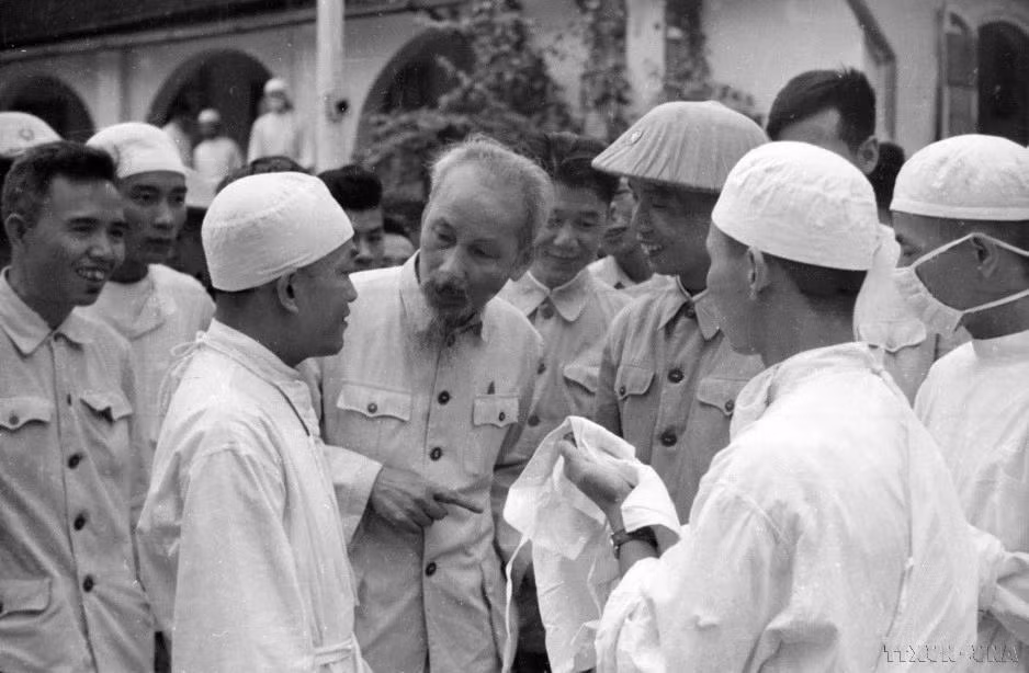 El Presidente Ho Chi Minh conversa con médicos durante su visita al Hospital Militar 7, en la ciudad de Hai Phong, en mayo de 1957.