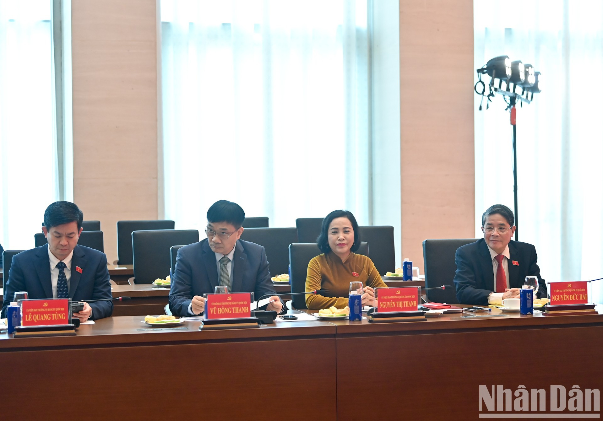 Miembros de la Junta Permanente del Comité del Partido en el cuerpo legislativo y vicepresidentes de la Asamblea Nacional. Miembros de la Junta Permanente del Comité del Partido en el cuerpo legislativo y vicepresidentes de la Asamblea Nacional.