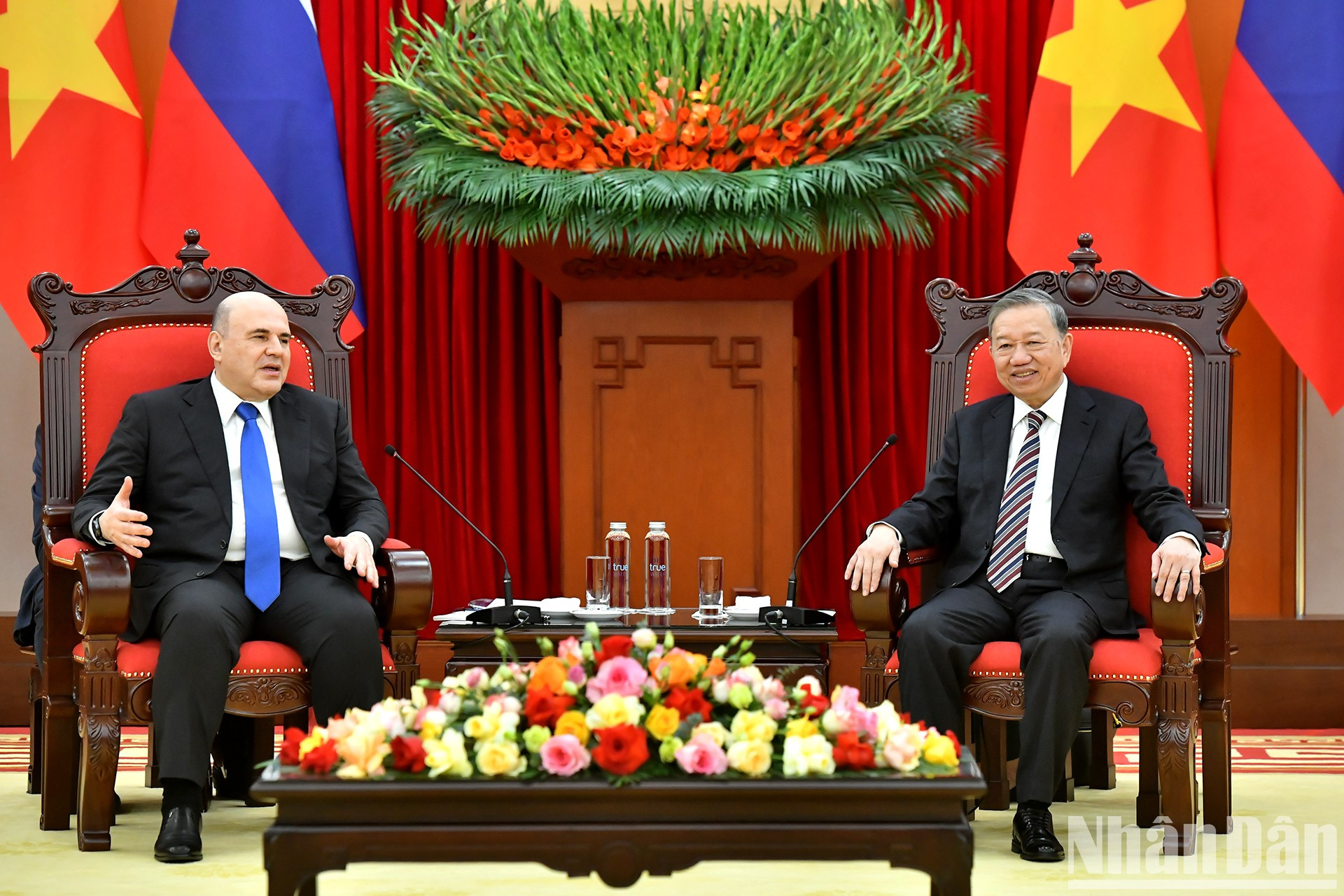 El máximo dirigente político de Vietnam conversa con el jefe de Gobierno ruso. El máximo dirigente político de Vietnam conversa con el jefe de Gobierno ruso.