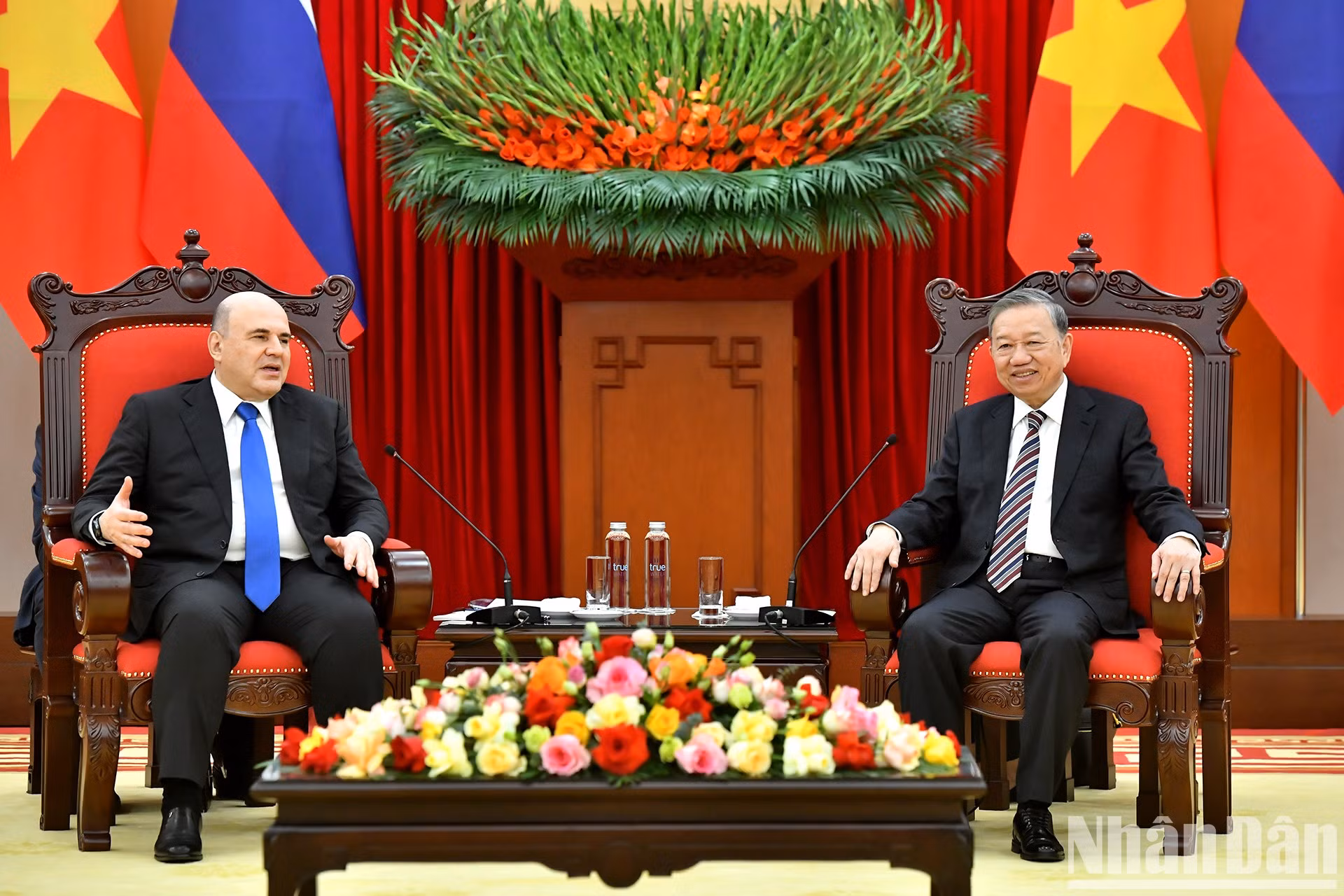 El máximo dirigente político de Vietnam conversa con el jefe de Gobierno ruso. El máximo dirigente político de Vietnam conversa con el jefe de Gobierno ruso.