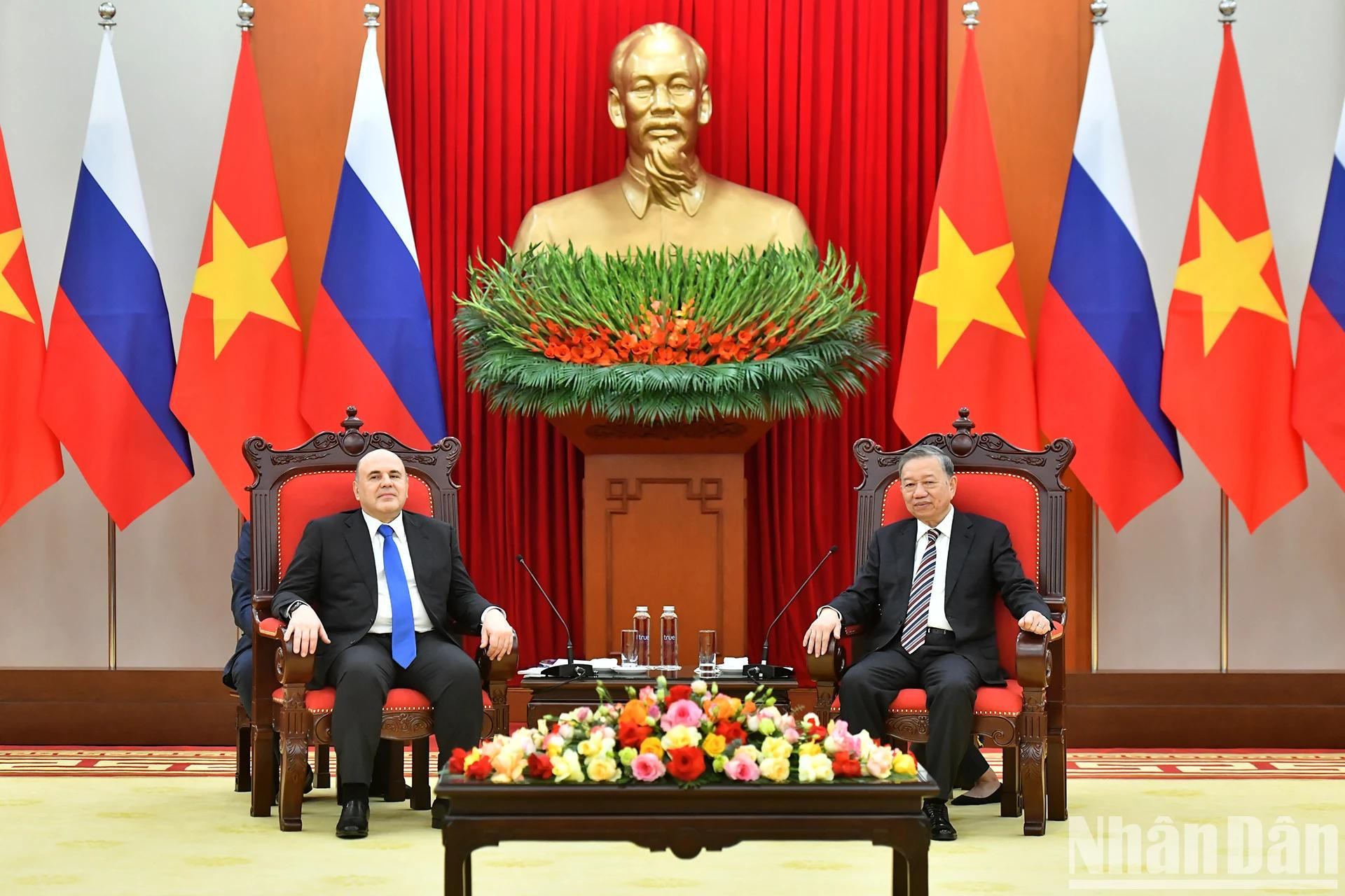 El secretario general del PCV, To Lam, y el primer ministro de Rusia, Mikhail Vladimirovich Mishustin, en las conversaciones. El secretario general del PCV, To Lam, y el primer ministro de Rusia, Mikhail Vladimirovich Mishustin, en las conversaciones.