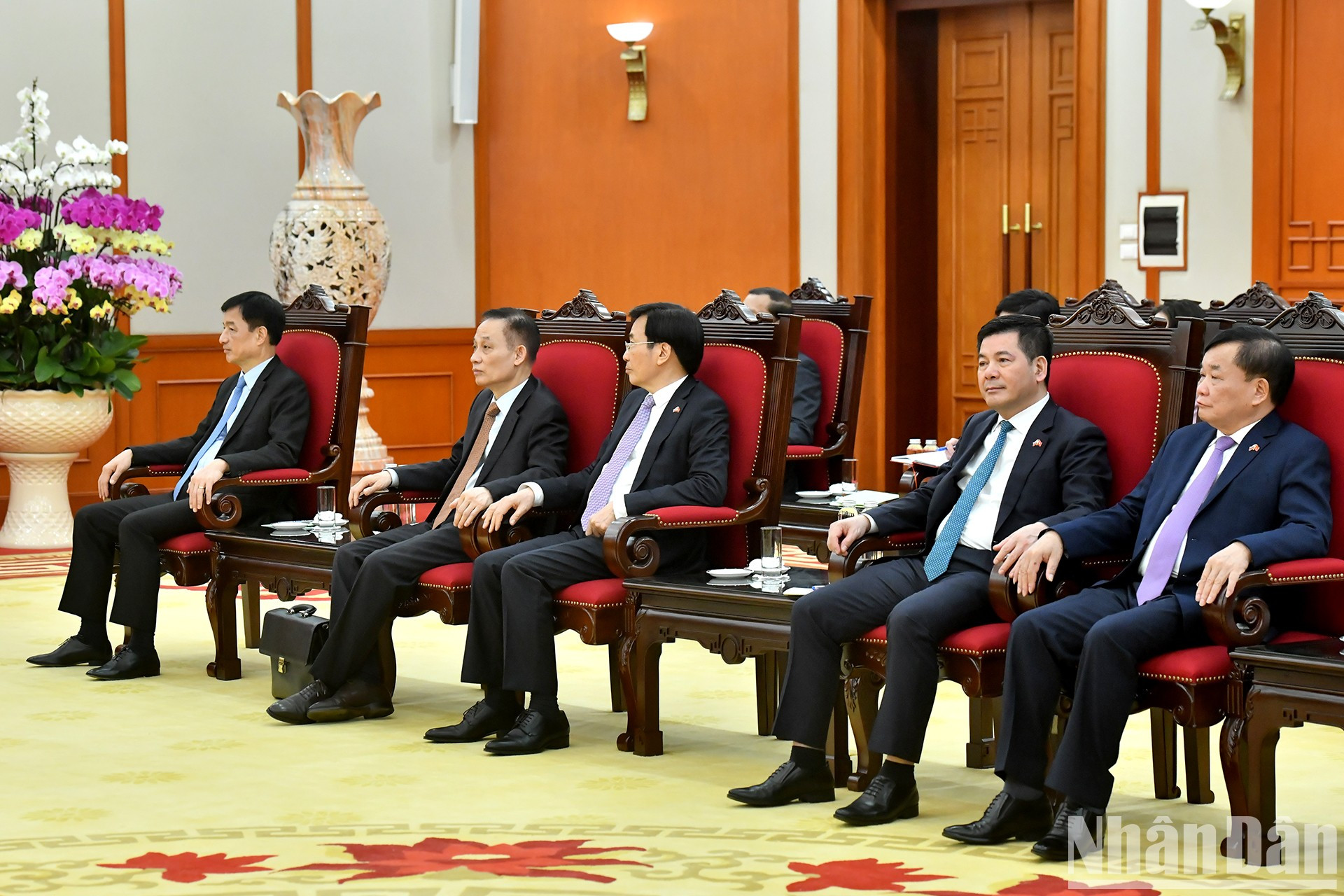 Representantes de la parte anfitriona. Representantes de la parte anfitriona.