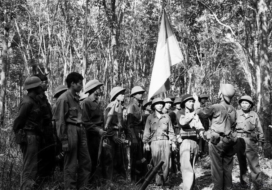 Ceremonia de entrega de la bandera de la victoria y despedida al Regimiento 3 (Brigada Khe Sanh) antes de partir a la campaña de liberación de Saigón, realizada en el bosque de caucho de Bien Hoa (provincia de Dong Nai).