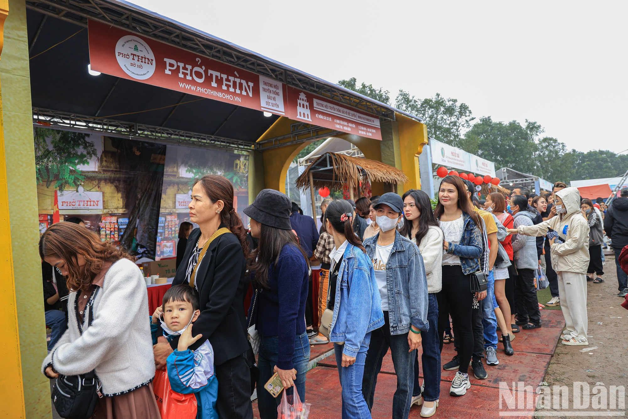 Después de comprar cupones, hay que pasar a otra cola para recibir comida. Las marcas como Van Cu o Thin Bo Ho siguen atrayendo a los comensales. Después de comprar cupones, hay que pasar a otra cola para recibir comida. Las marcas como Van Cu o Thin Bo Ho siguen atrayendo a los comensales.