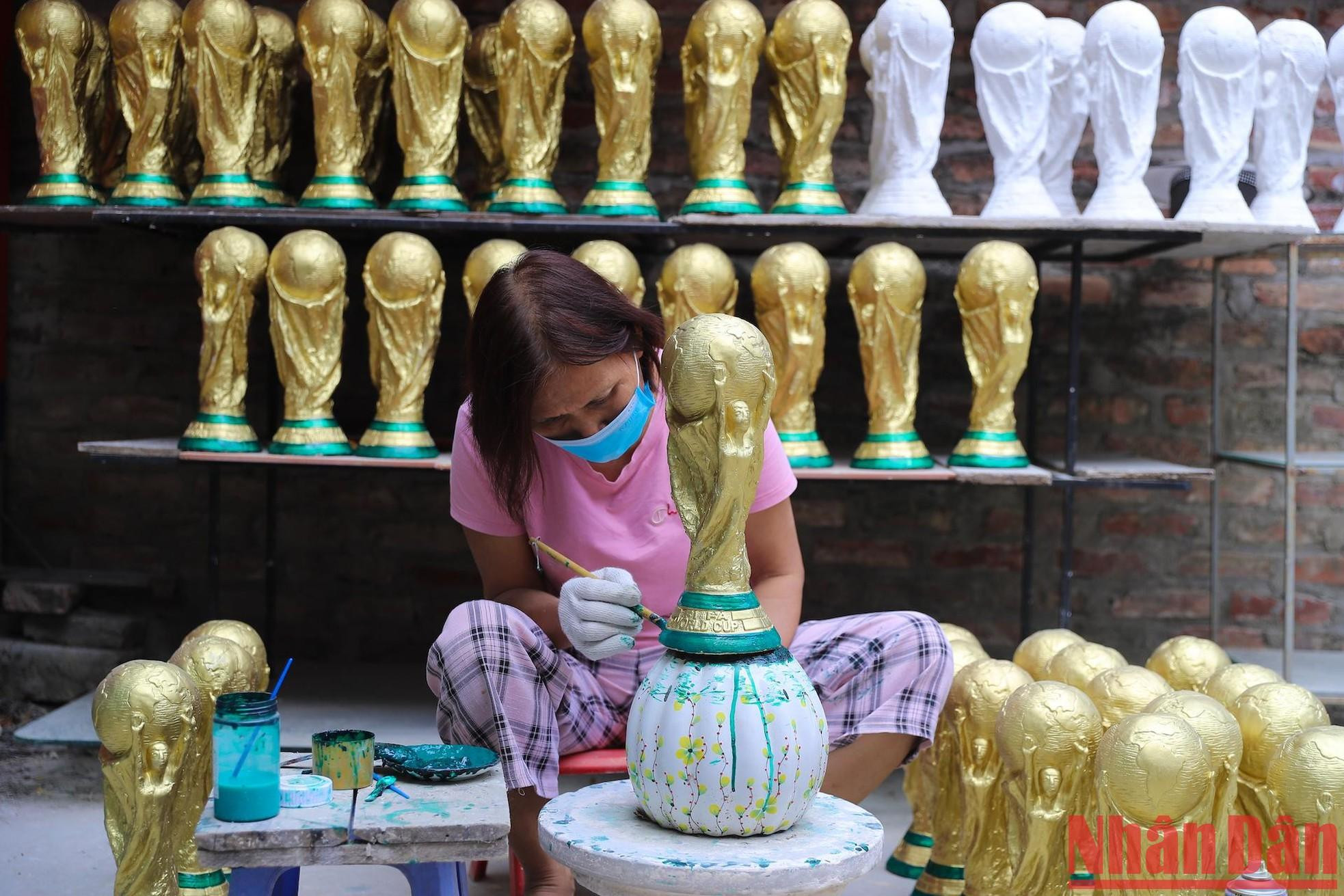Una artesana da los toques finales a la base del trofeo.