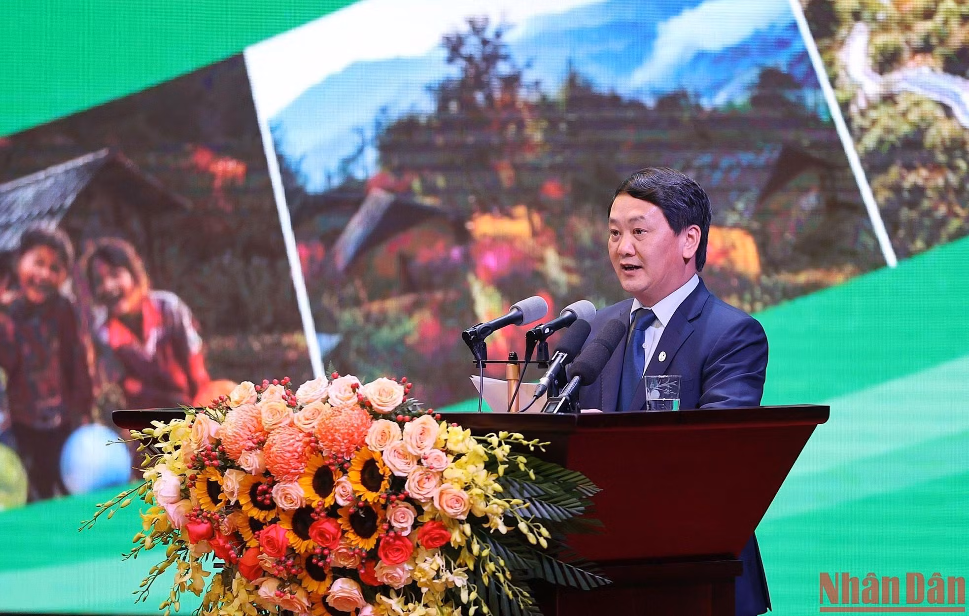 El ministro y jefe del Comité de Asuntos Étnicos del Gobierno, Hau A Lenh, expone su ponencia.