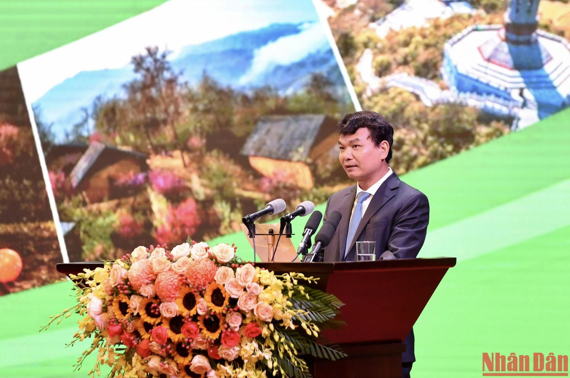 El secretario del Comité del Partido en Lao Cai, Dang Xuan Phong, aporta sus opiniones. El secretario del Comité del Partido en Lao Cai, Dang Xuan Phong, aporta sus opiniones.