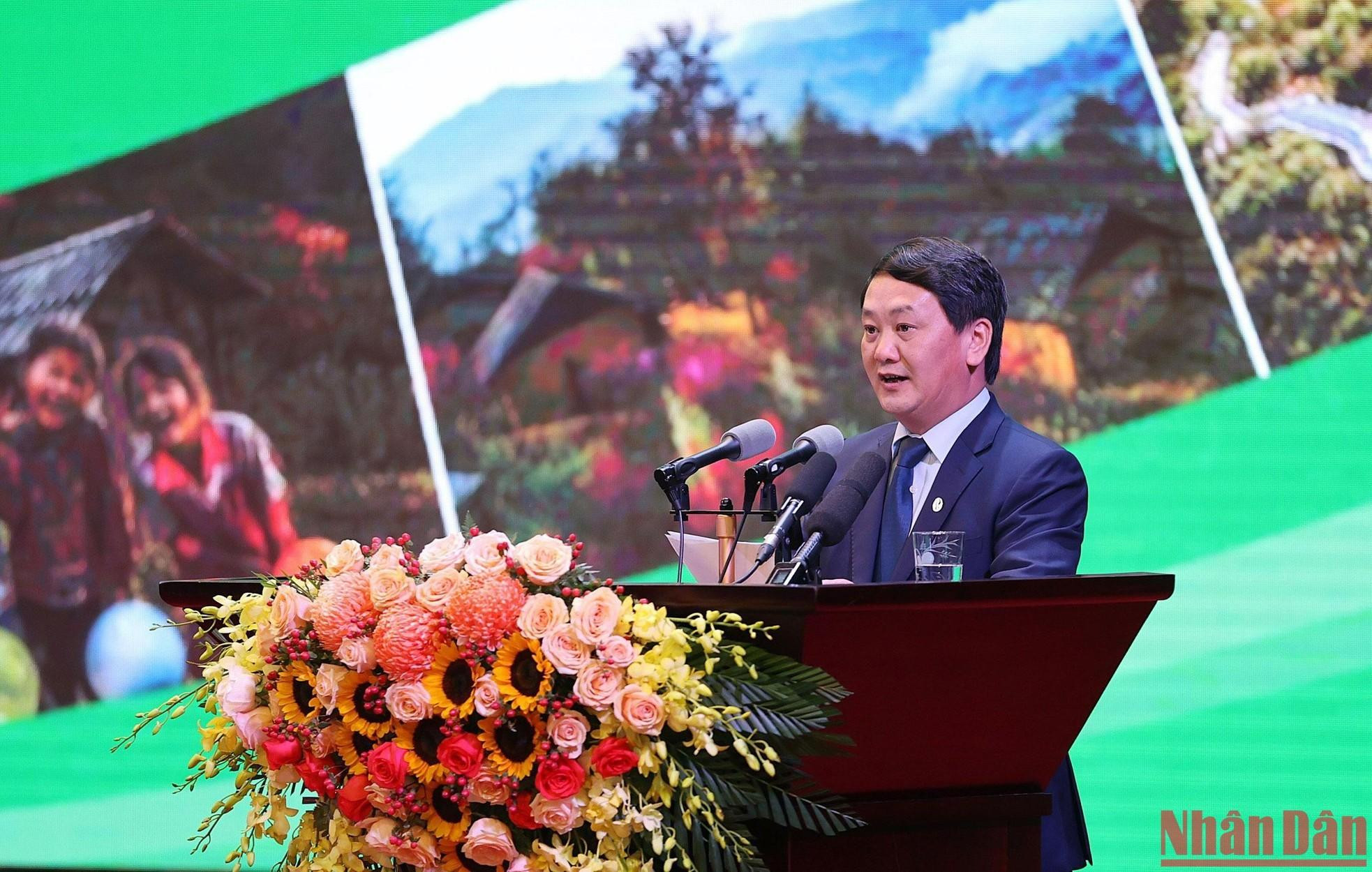 El ministro y jefe del Comité de Asuntos Étnicos del Gobierno, Hau A Lenh, expone su ponencia. El ministro y jefe del Comité de Asuntos Étnicos del Gobierno, Hau A Lenh, expone su ponencia.